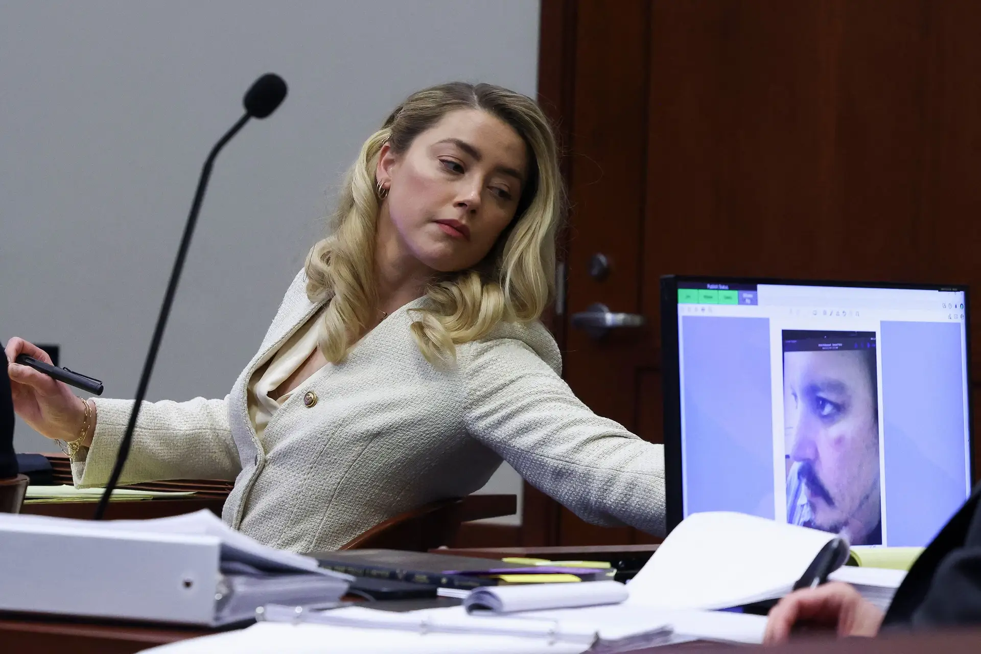 Amber Heard aceita pagar um milhão de dólares a Johnny Depp para encerrar processo