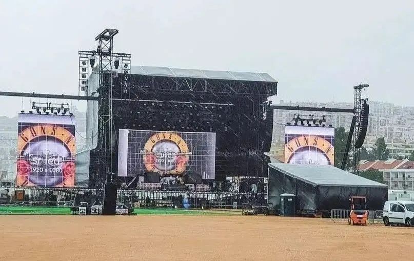 Já se ouvem as guitarras dos Guns N’ Roses em Algés: veja os vídeos do soundcheck com o solo de ‘November Rain’ e outros mimos