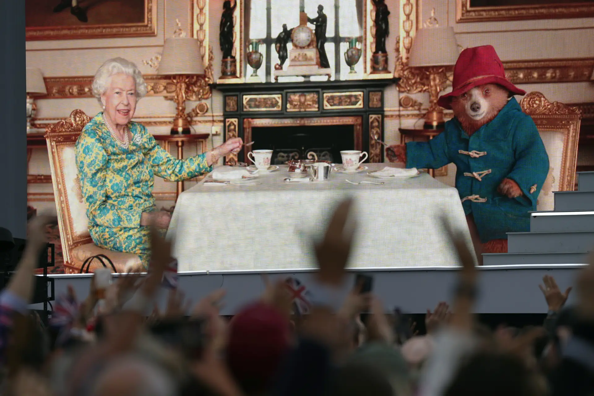 A multidão em Londres vibrou com a participação inesperada da rainha na abertura do concerto 