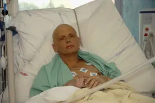 Alexander Litvinenko internado na unidade de cuidados intensivos, em 2006, num hospital londrino depois ter sido envenenado