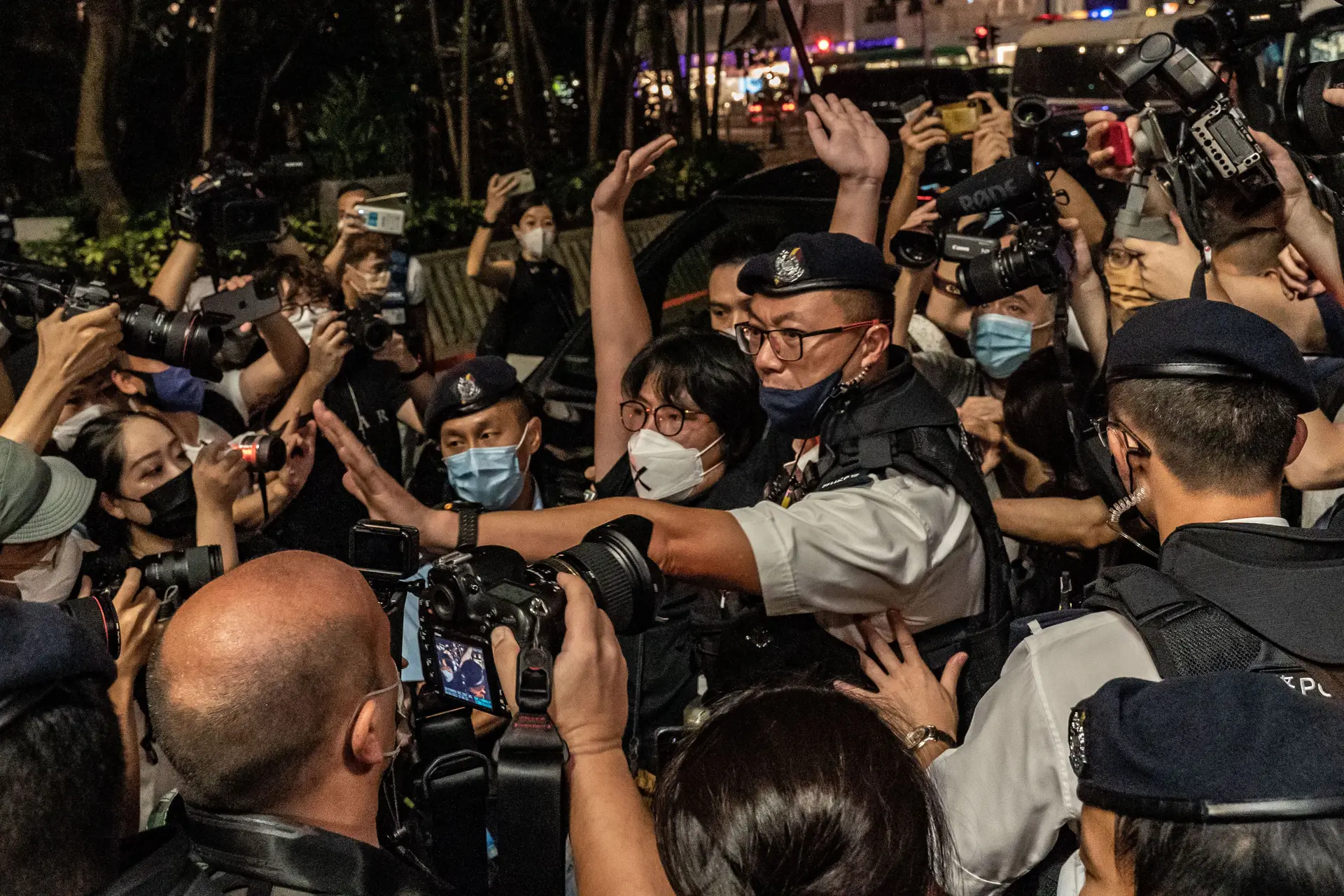 Ruas de Hong Kong enchem-se de polícia para impedir recordar o massacre de Tiananmen
