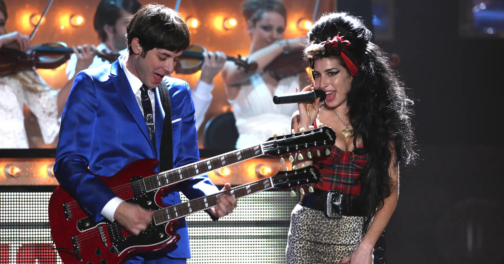 Mark Ronson mostra versão ‘crua’ de Amy Winehouse a cantar ‘Back to Black’