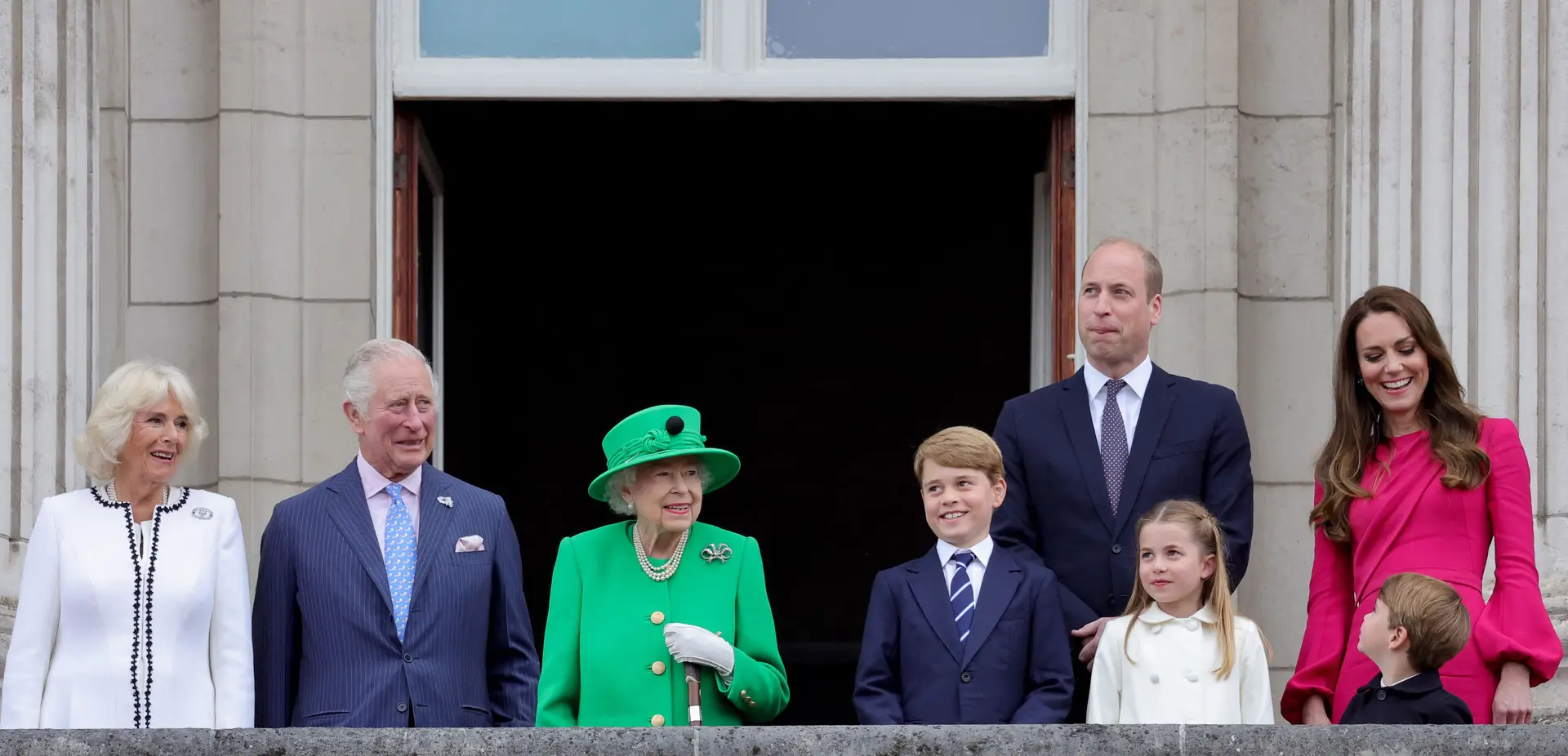 Isabel II, ao centro. À esqurda, o filho e herdeiro Carlos e a nora Camila; à direita, os bisnetos George, Charlotte e Louis, o neto William a a mulher deste, Kate