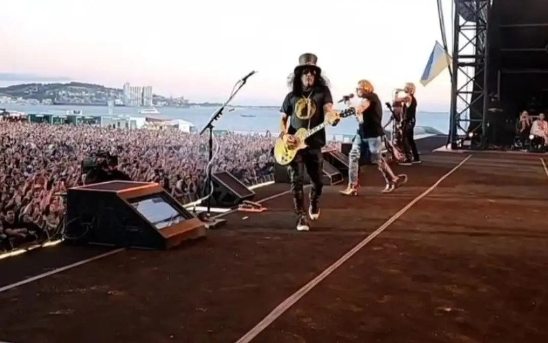 Três horas de rock e uma homenagem ao “povo corajoso da Ucrânia”: assim foi o regresso dos Guns N’ Roses a Portugal, cinco anos depois