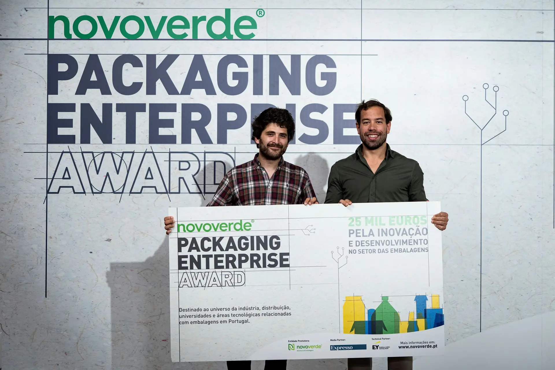 João Barreiros e Ricardo Morgado apresentaram o projeto Zero Cups – Smart Bulk System e ganharam o grande prémio de €25 mil do Prémio Novo Verde Packaging Enterprise Award