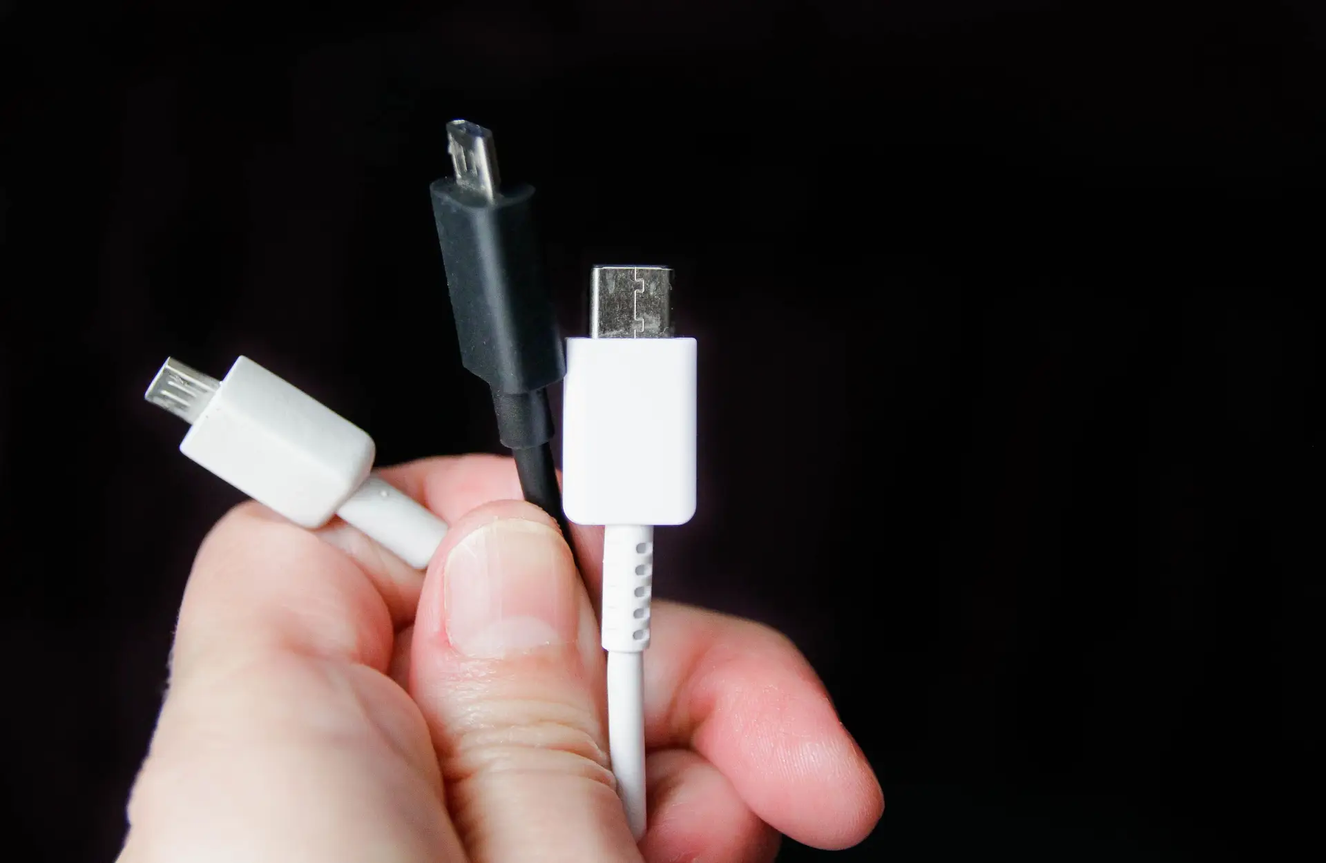 Costuma carregar o telemóvel em carregadores públicos? Saiba o que fazer para evitar o Juice Jacking