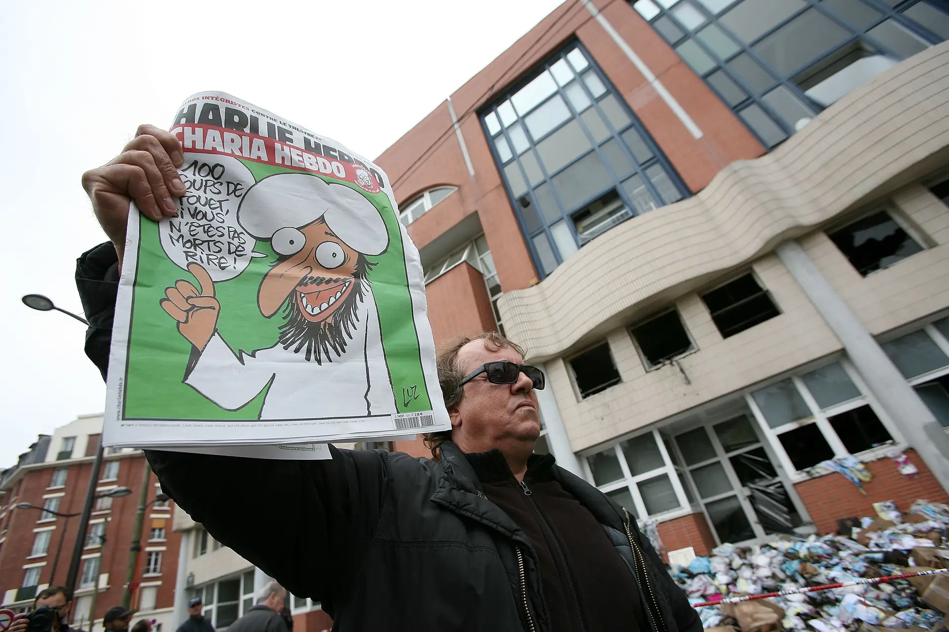 Uma imagem de um protesto a favor da liberdade de expressão depois de um ataque bombista à sede do jornal satírico francês Charlie Hebdo em 2011. Haveria de se repetir em 2015, mas com mortes