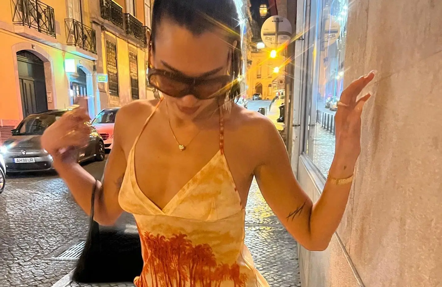 Dua Lipa mostrase nas ruas de Lisboa e foi ouvir Ana Moura cantar