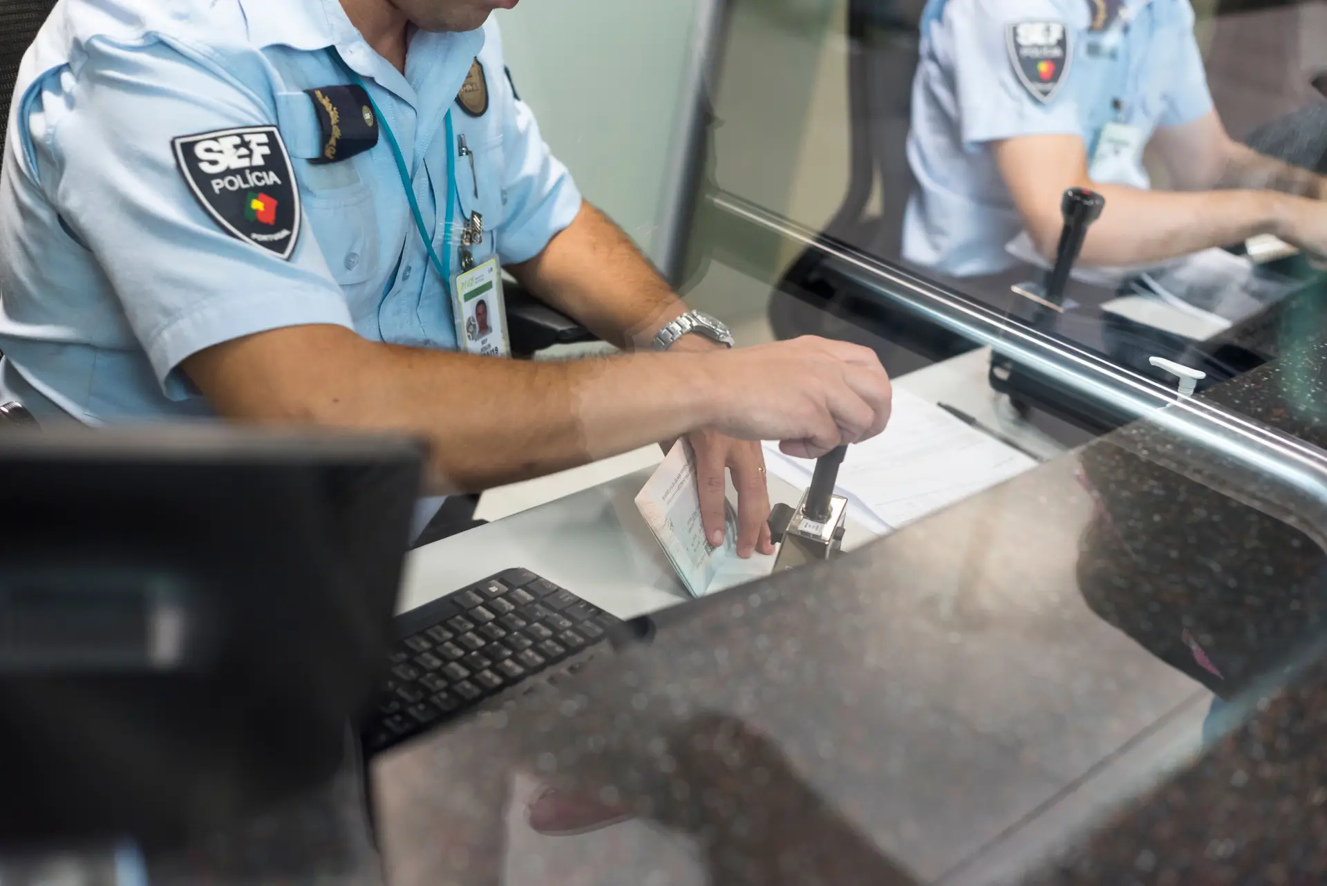 Inspetor do SEF suspeito de abuso sexual não se encontrava no local do alegado crime há horas: há um registo e uma fatura que o provam