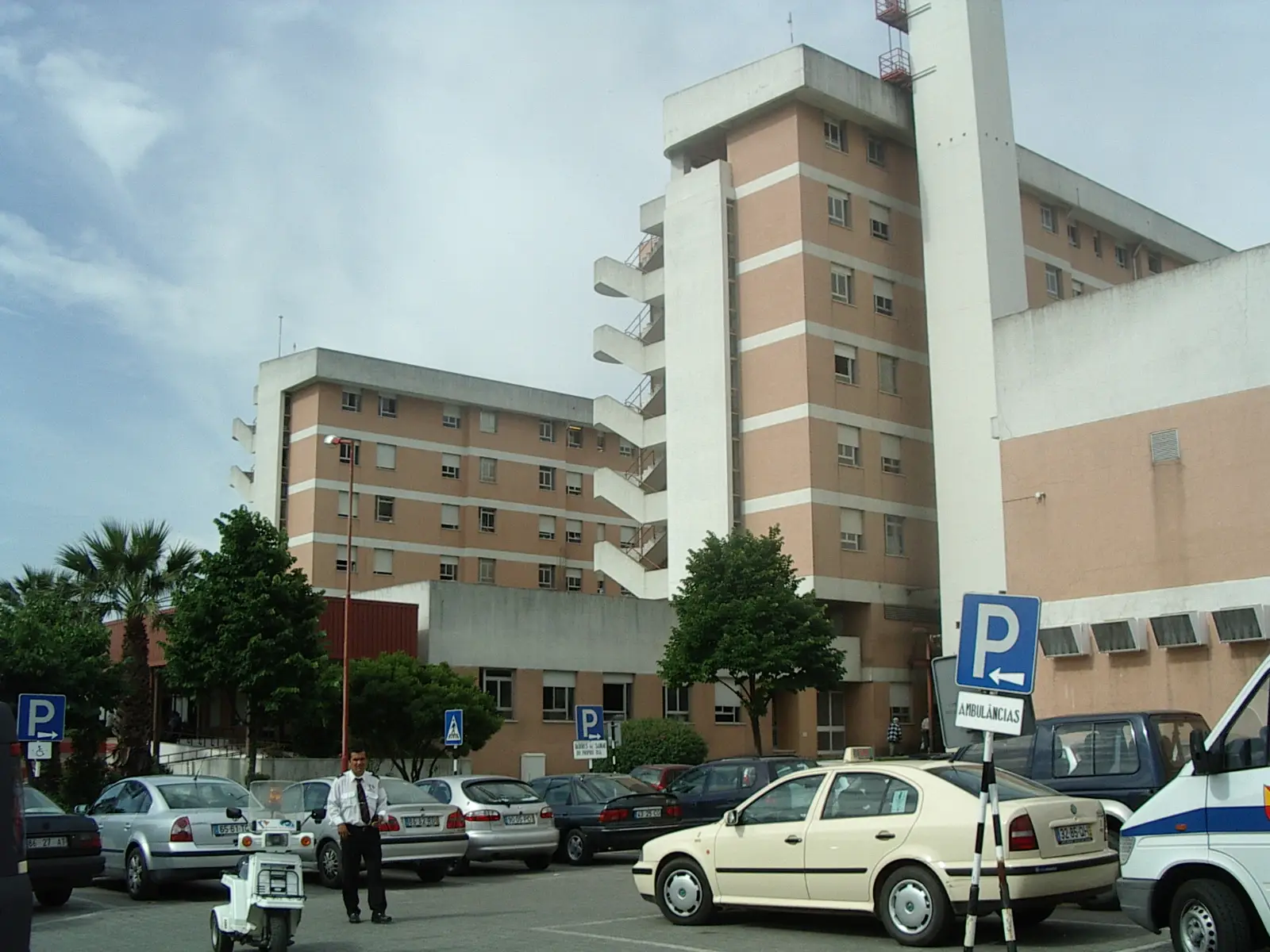 Chefes de equipa das urgências do Hospital de Almada apresentam demissão