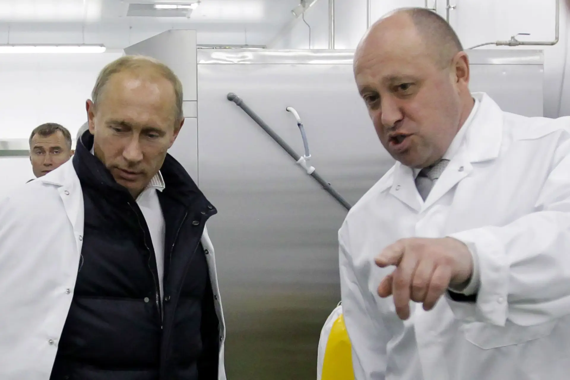 Vladimir Putin com Yevgeny Prigozhin na empresa de fornecimento de catering a escolas, em 2010