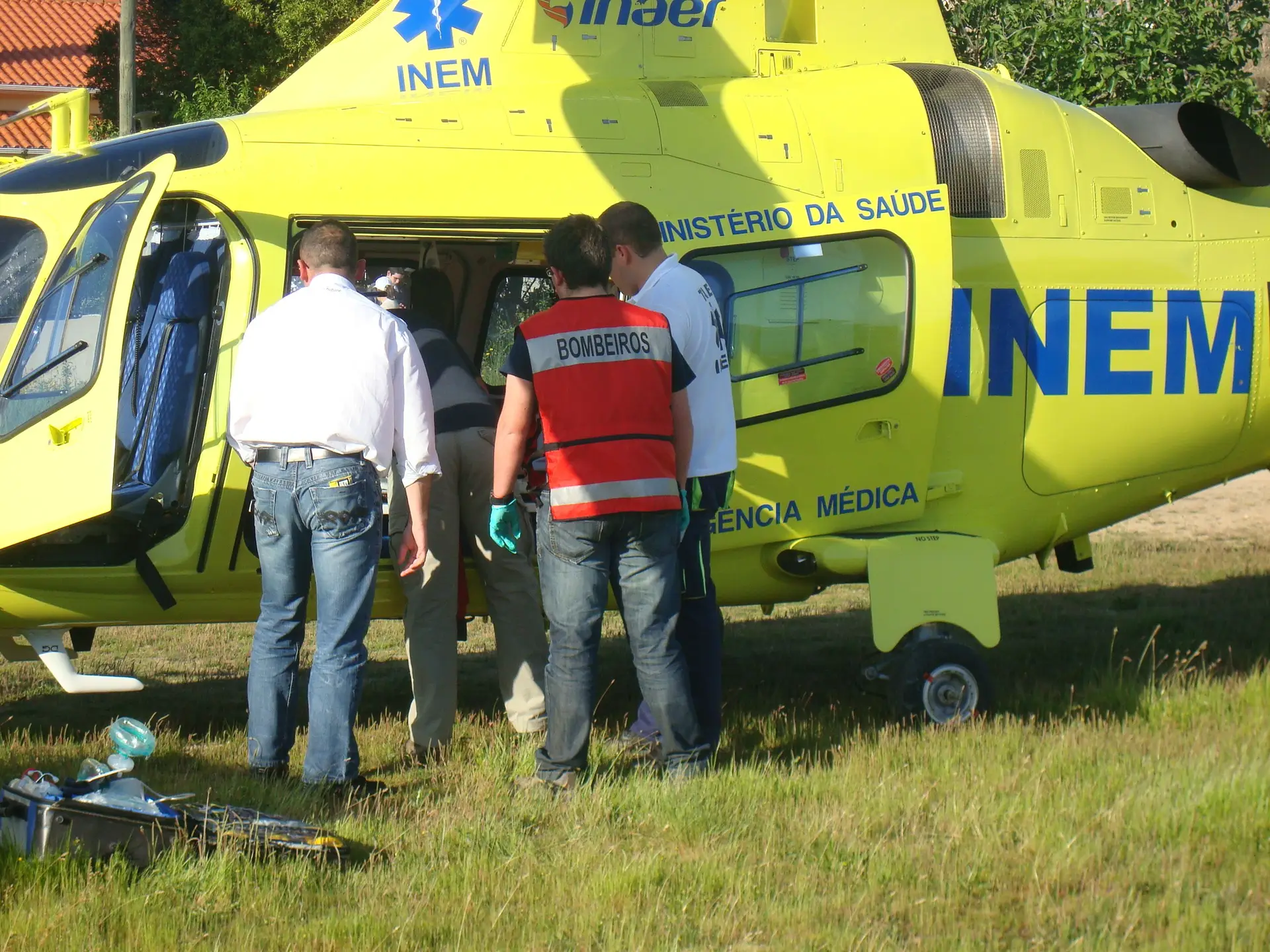 O helitransporte de doentes urgentes está a ser assegurado pela Força Aérea enquanto a empresa a quem foi adjudicada a tarefa arranja os meios necessários