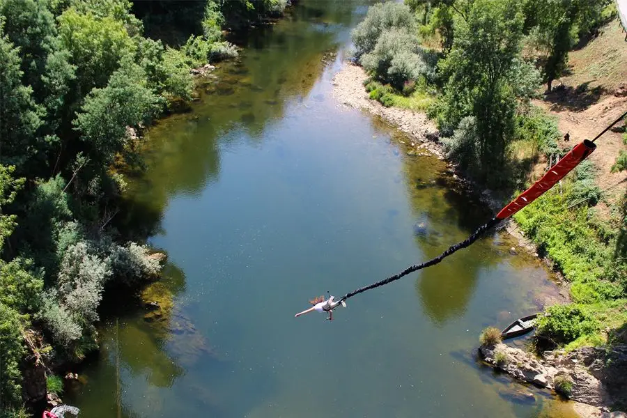 Verão no Centro de Portugal: saltar de uma ponte ou voar sobre o rio?