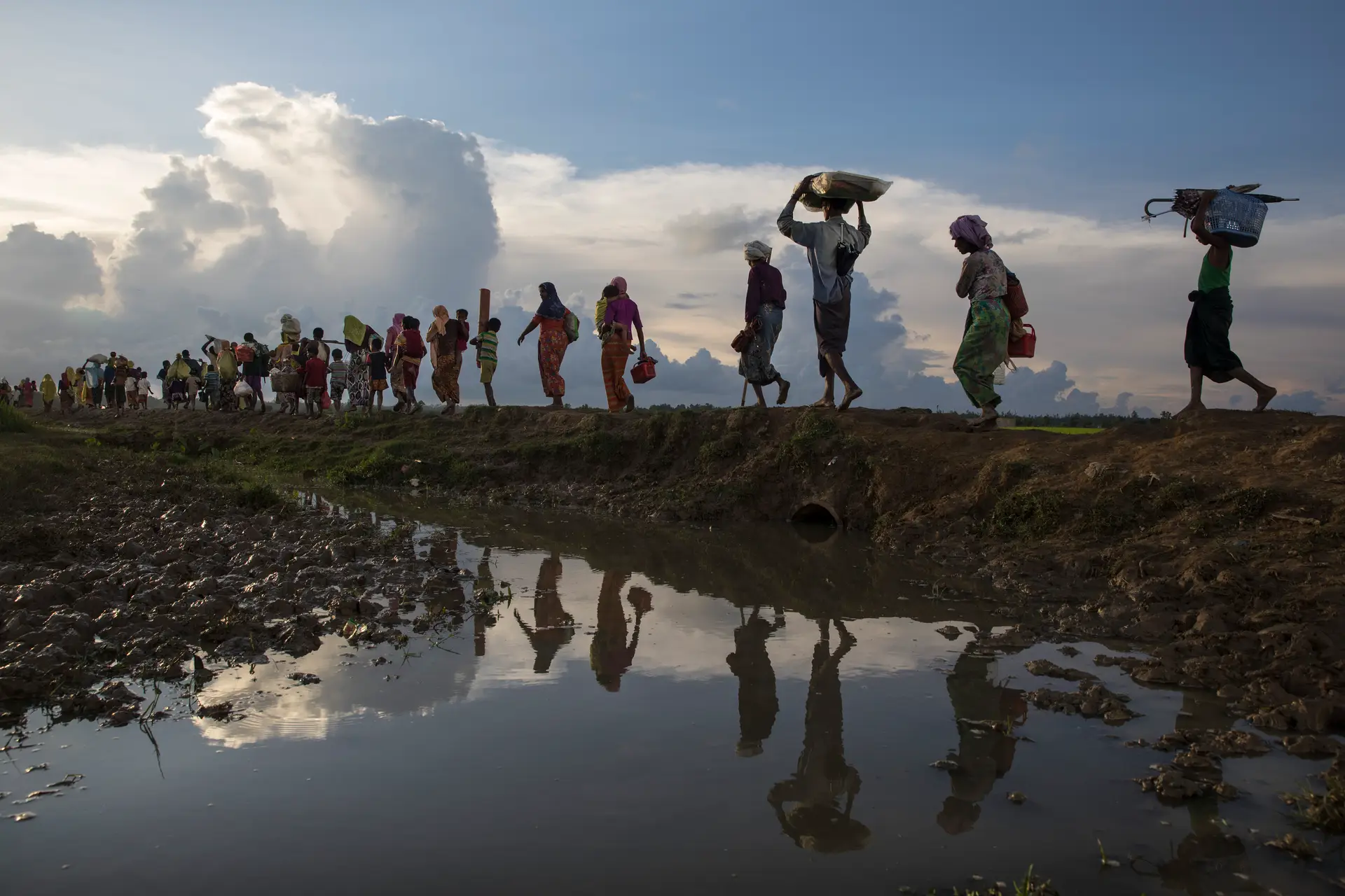Refugiados rohingya fogem para o vizinho Bangladesh 