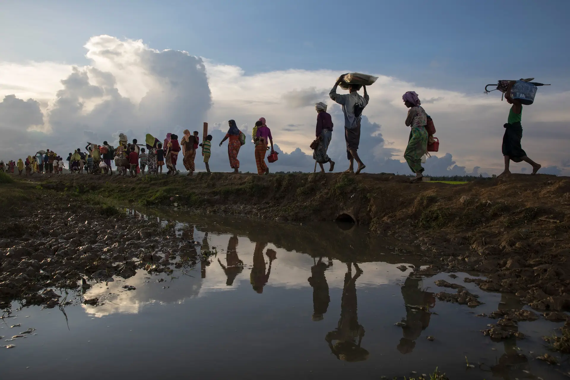 Refugiados rohingya fogem para o vizinho Bangladesh