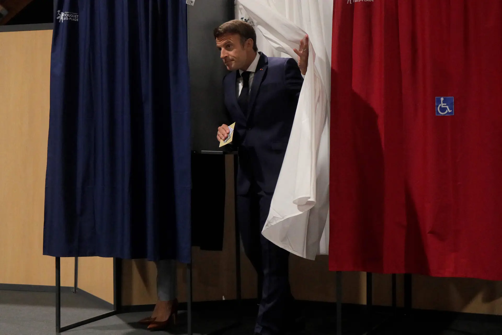 "Sismo", "ingovernável", "chapada", "humilhante": como os jornais franceses veem o resultado e o futuro de Macron