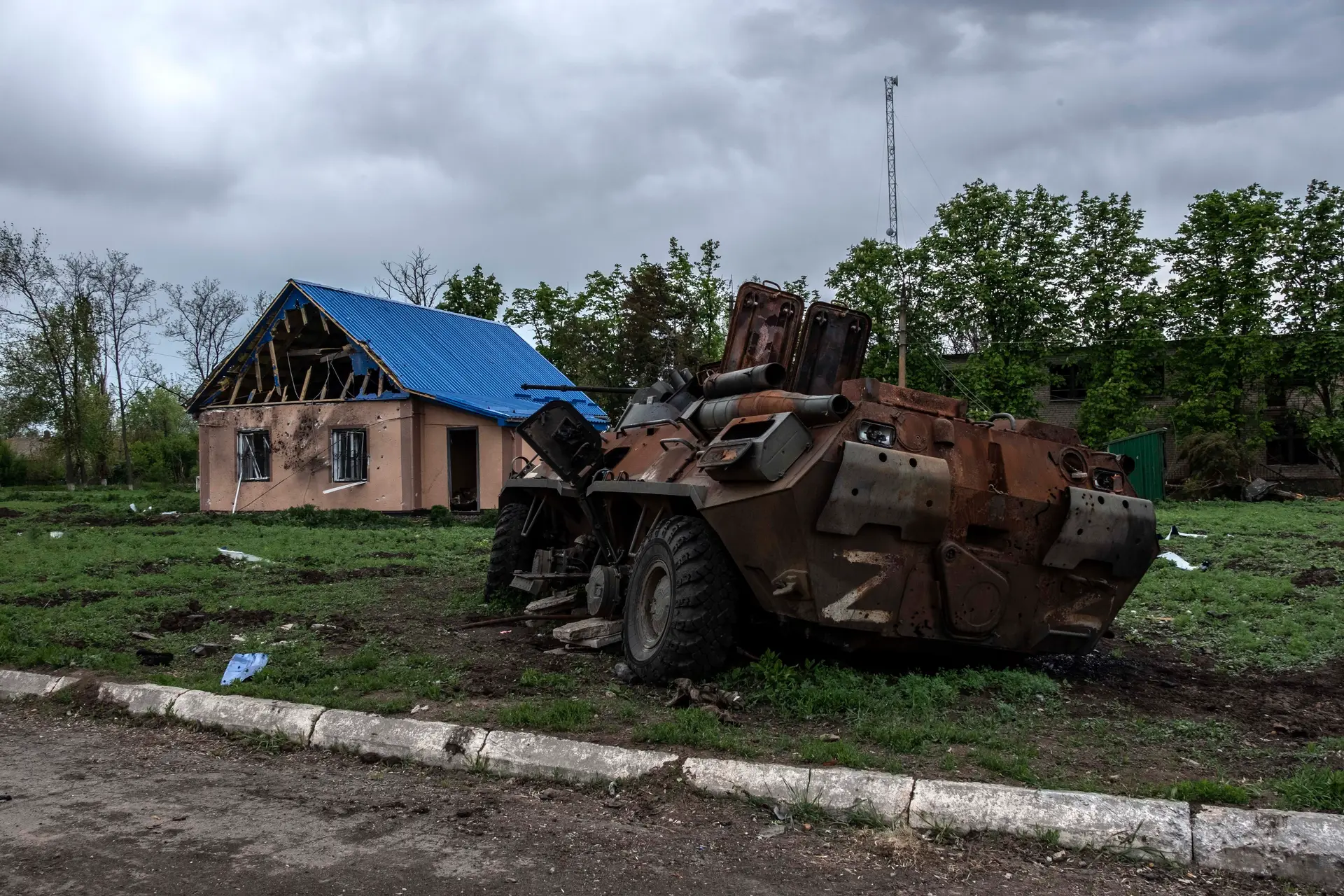 Tanque russo danificado em Poltavka, vila do leste de Zaporíjia recapturada pelos ucranianos