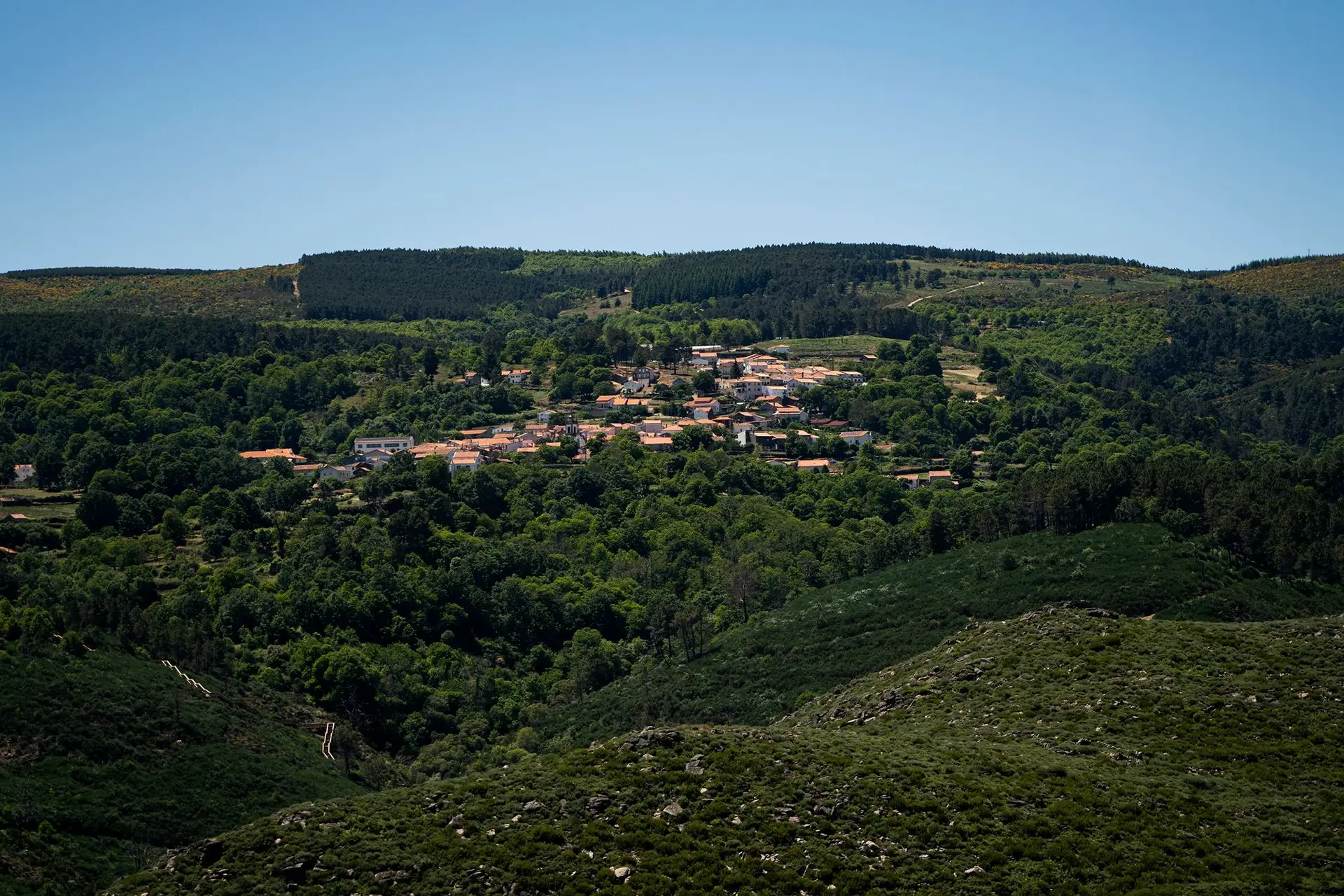 Videmonte é uma pequena aldeia do Parque Natural da Serra da Estrela, escondida entre montes e vales e banhada pelo rio Mondego, mas a apenas 20 minutos da Guarda