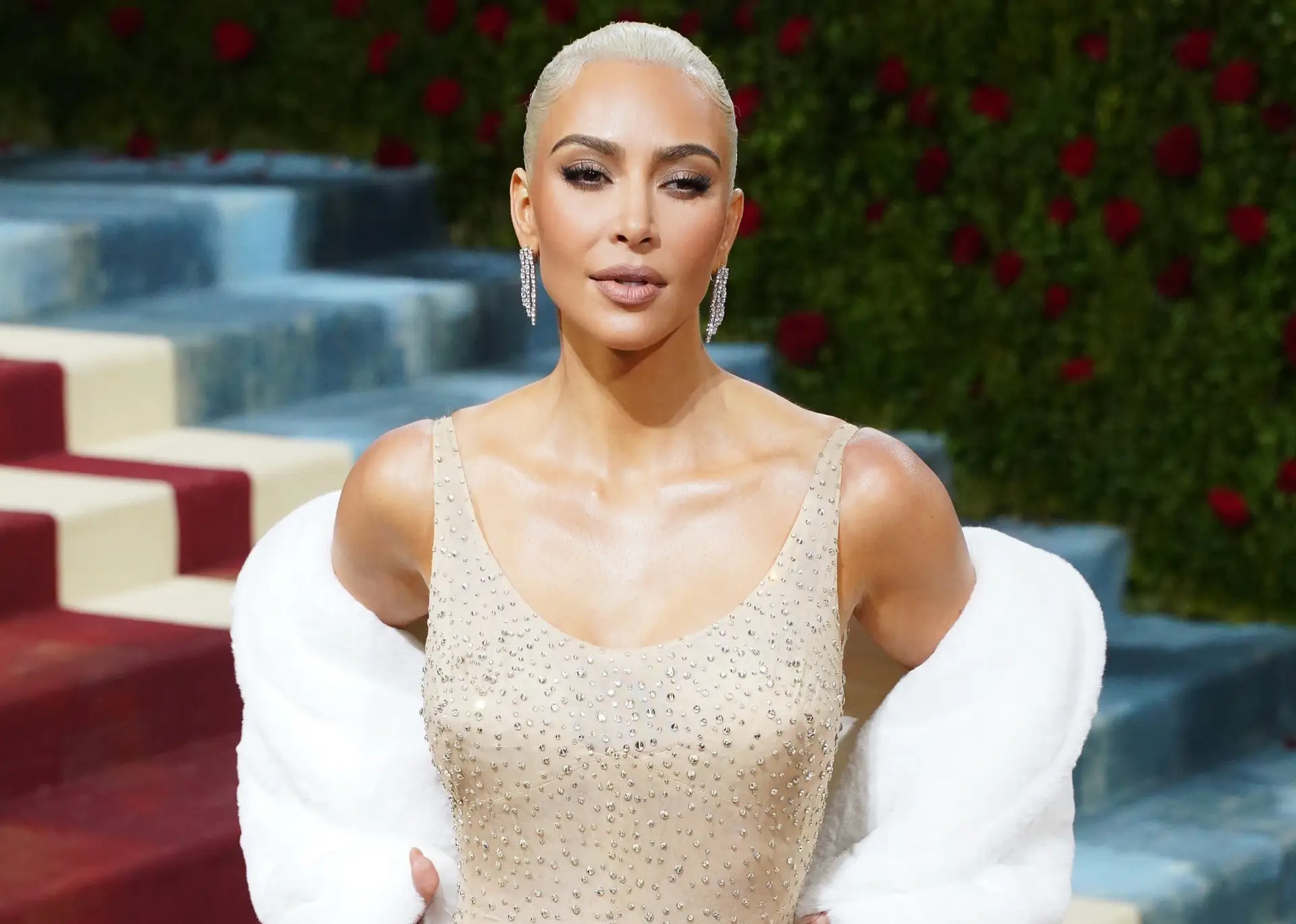 Kim Kardashian garante não ter sido ela a destruir o vestido de Marilyn Monroe na Met Gala. “Usei-o por três minutos”