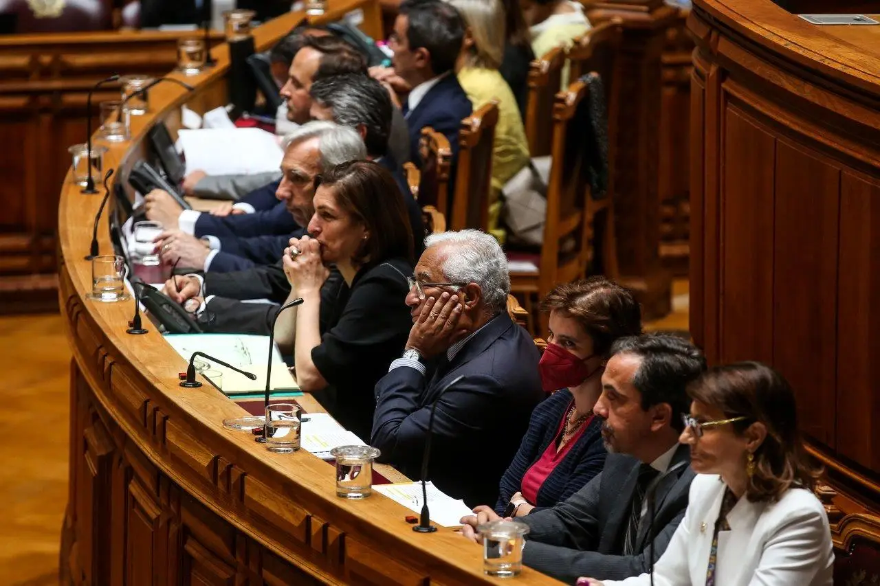 Costa foi ao Parlamento admitir falhas “inaceitáveis” de serviço no SNS e segurar a ministra