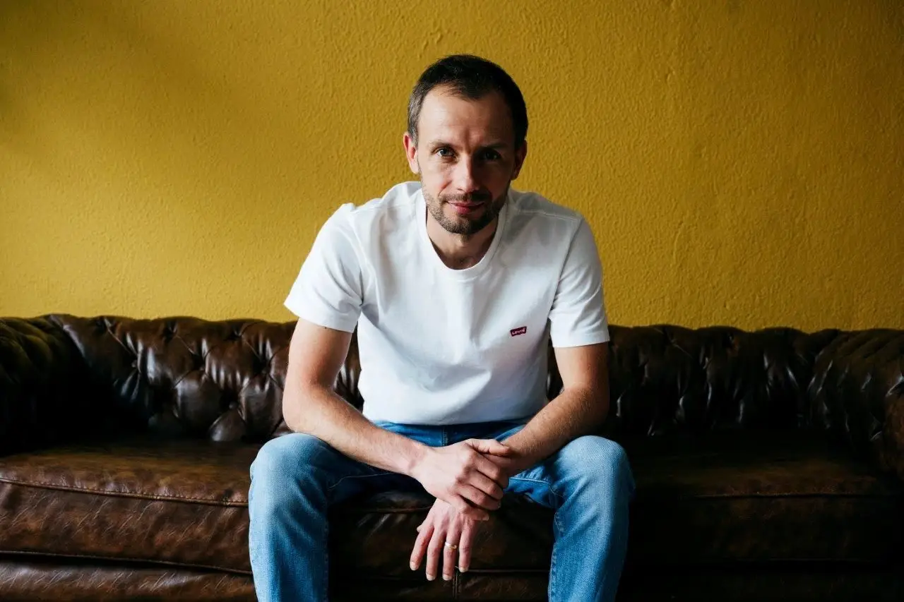 O empresário ucraniano Roman Kurtysh fundou a associação Ukrainian Refugees UAPT, que funciona na sede da sua empresa de construção nas Olaias. Já organizou cinco voos humanitários que trouxeram 1500 refugiados a Portugal