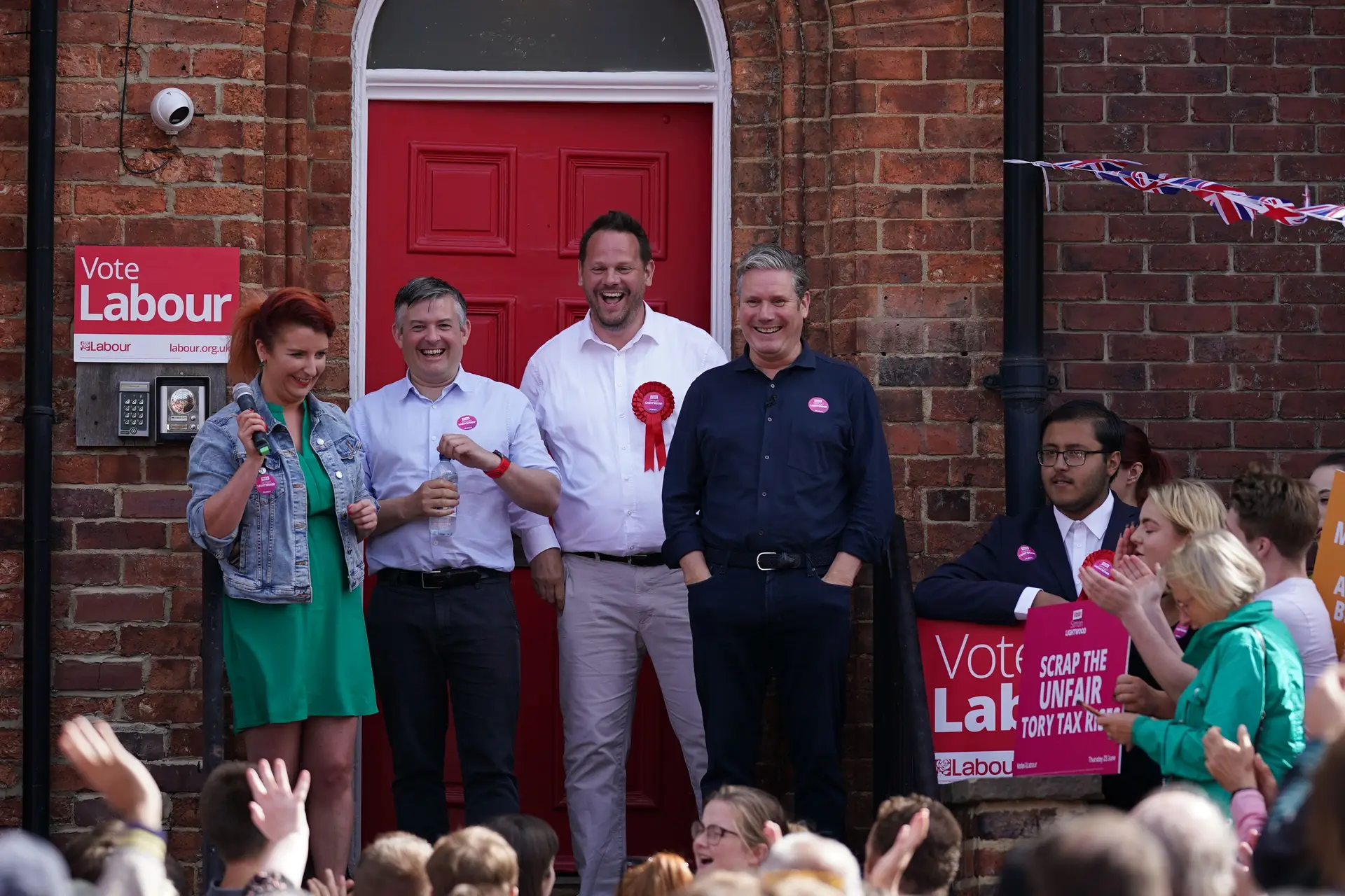 O chefe dos trabalhistas, Keir Starmer (de camisa azul-escura) foi a Wakefield apoiar o candidato Simon Lightwood (ao centro da imagem). A oposição espera vencer as duas intercalares de 23 de junho de 2022 e dar mais um sinal de que o tempo de Boris Johnson acabou