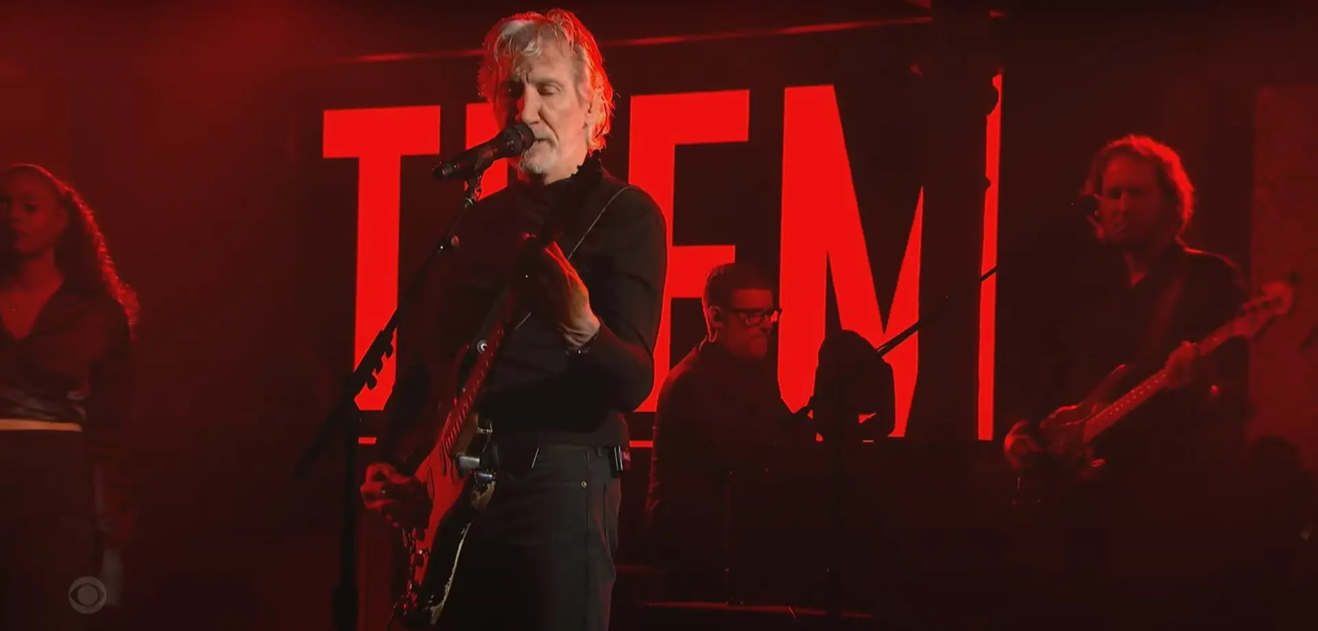 Roger Waters foi ao programa de Stephen Colbert tocar clássicos dos Pink Floyd. Veja o vídeo