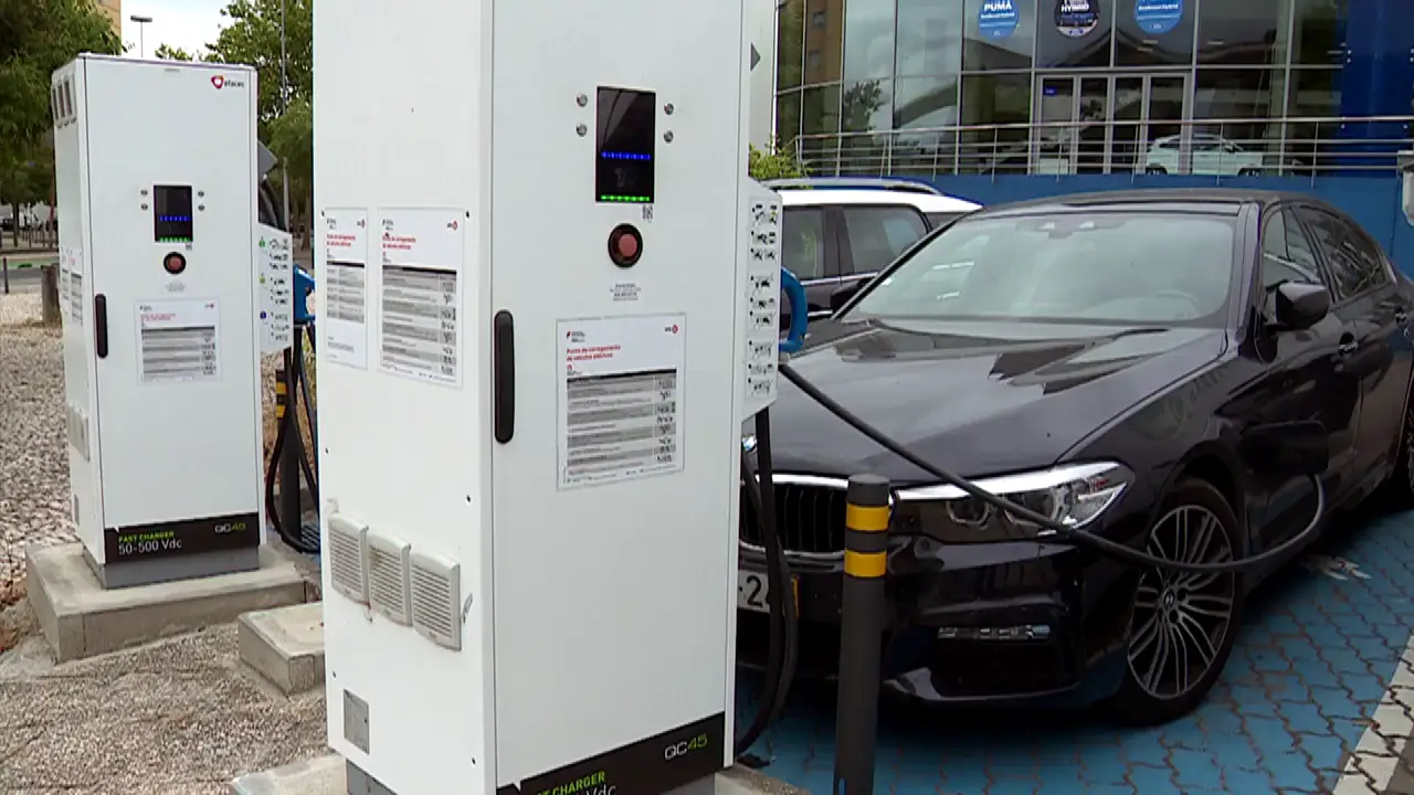 Registos de novos automóveis voltam a cair na União Europeia em julho