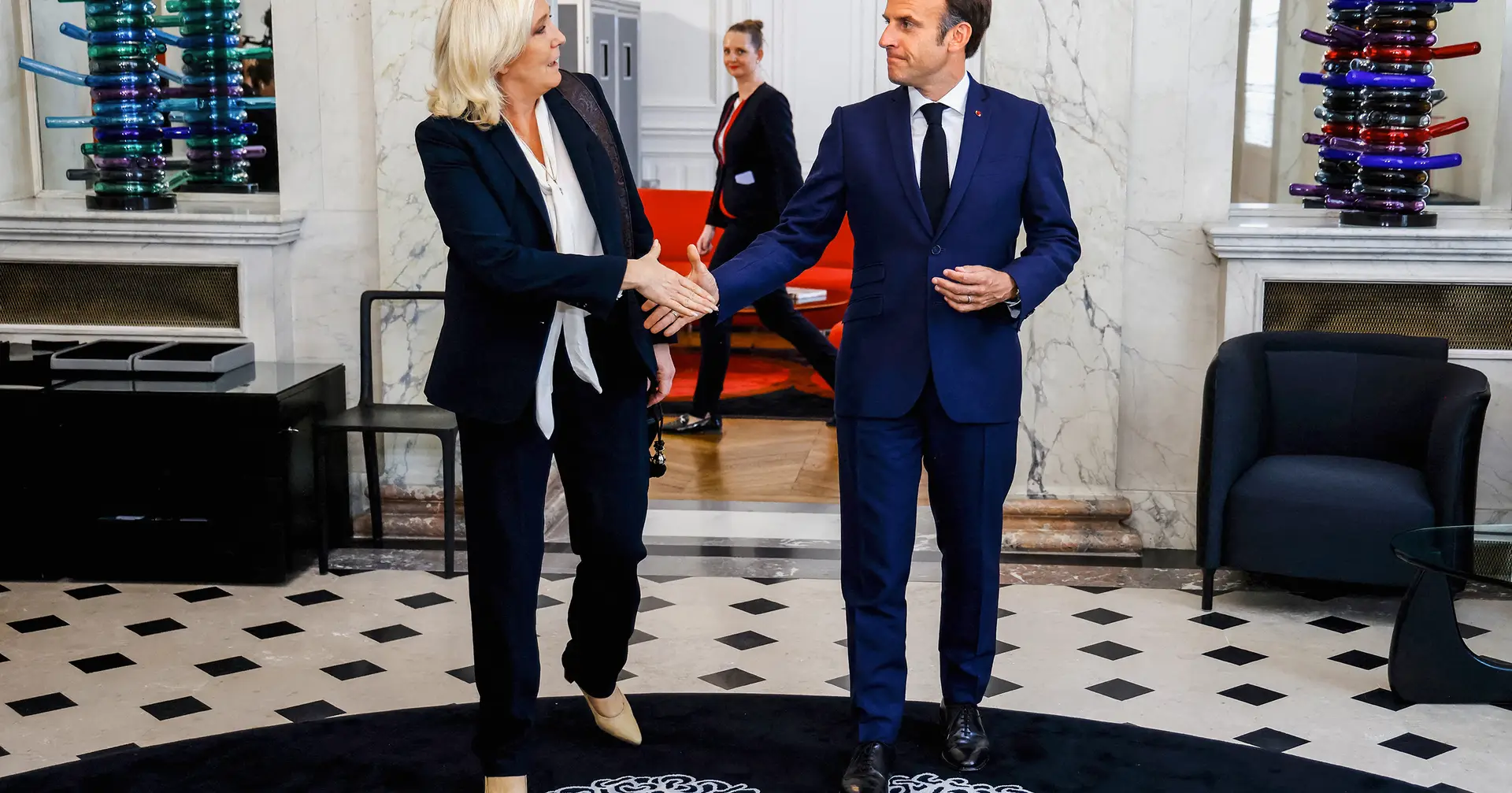 Em França, acabou-se o Presidente ‘Júpiter’. Macron apoia-se na direita?