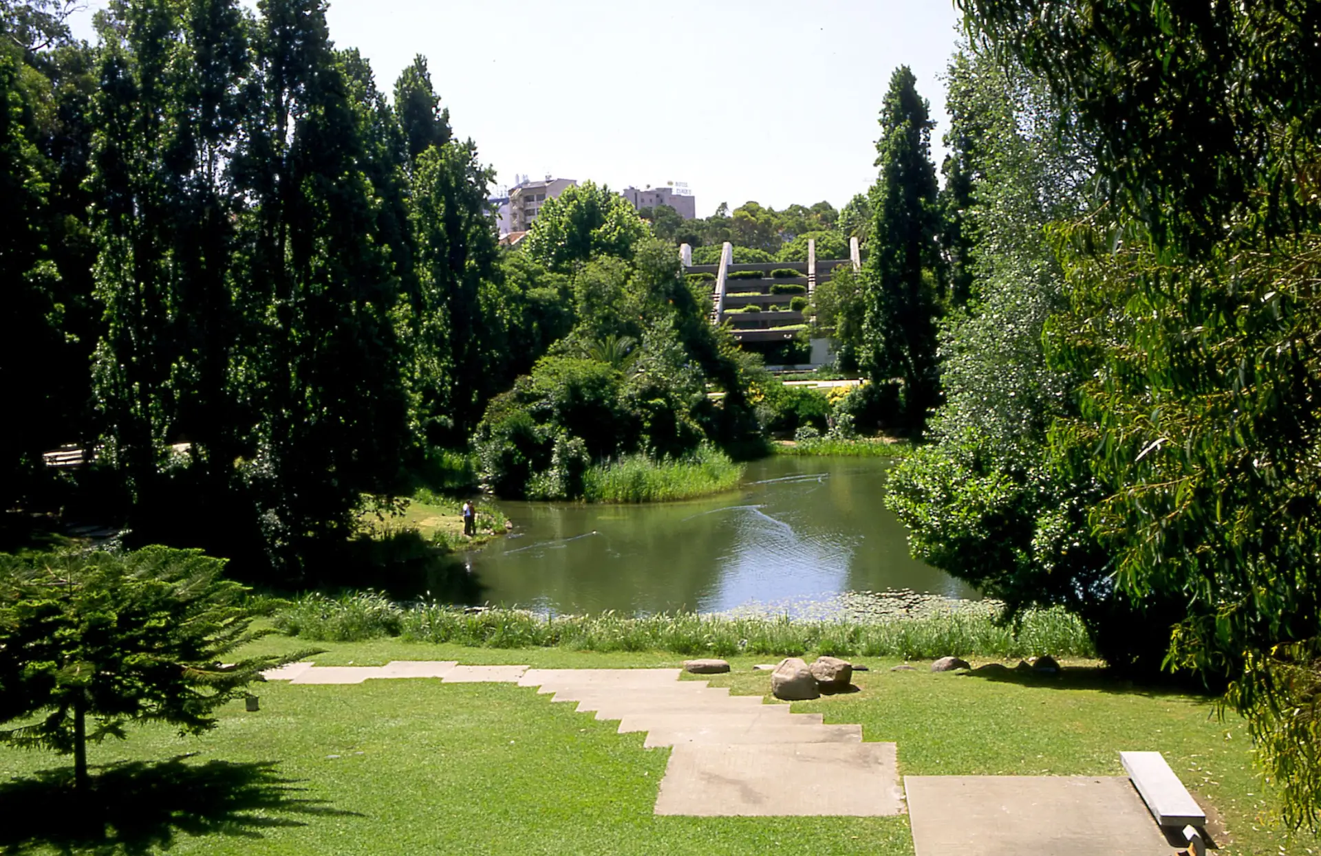 Os jardins da Gulbenkian são o cenário do desfile, que conta com a atuação de Carminho