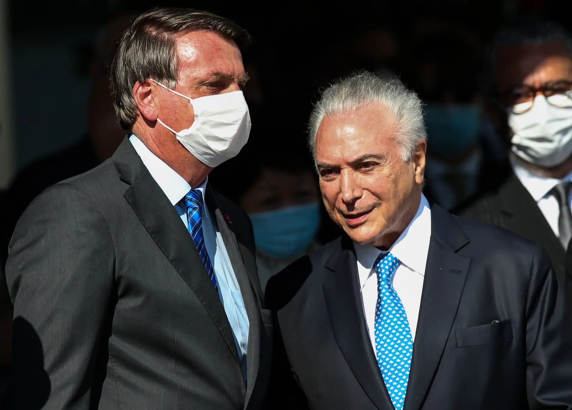 O antigo Presidente brasileiro Michel Temer (na foto com o atual ocupante do cargo, Jair Bolsonaro) interveio à distância na conferência da Fundação Calouste Gulbenkian