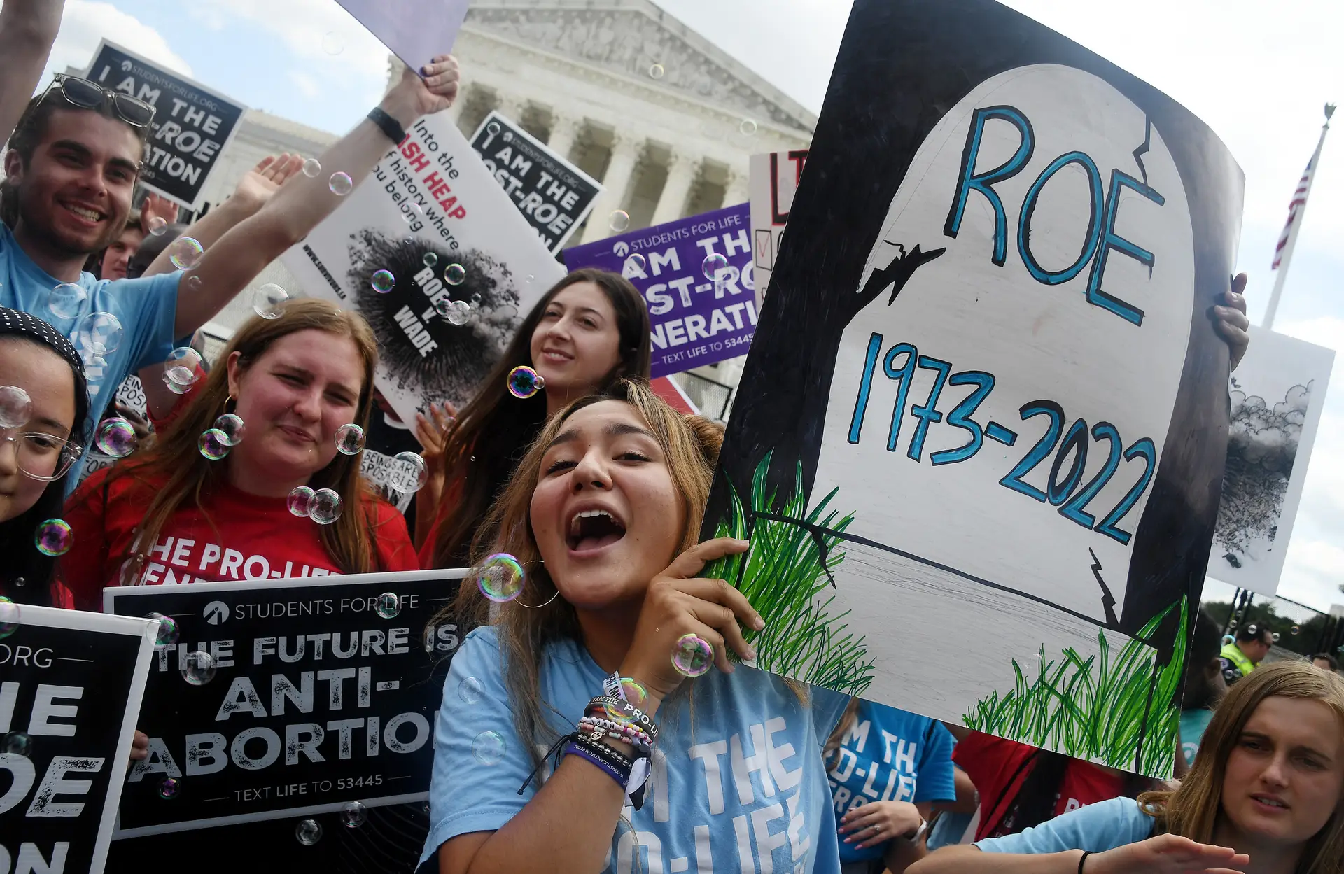Ativistas pela proibição do aborto celebraram a decisão do Supremo Tribunal à porta da sua sede, em Washington 
