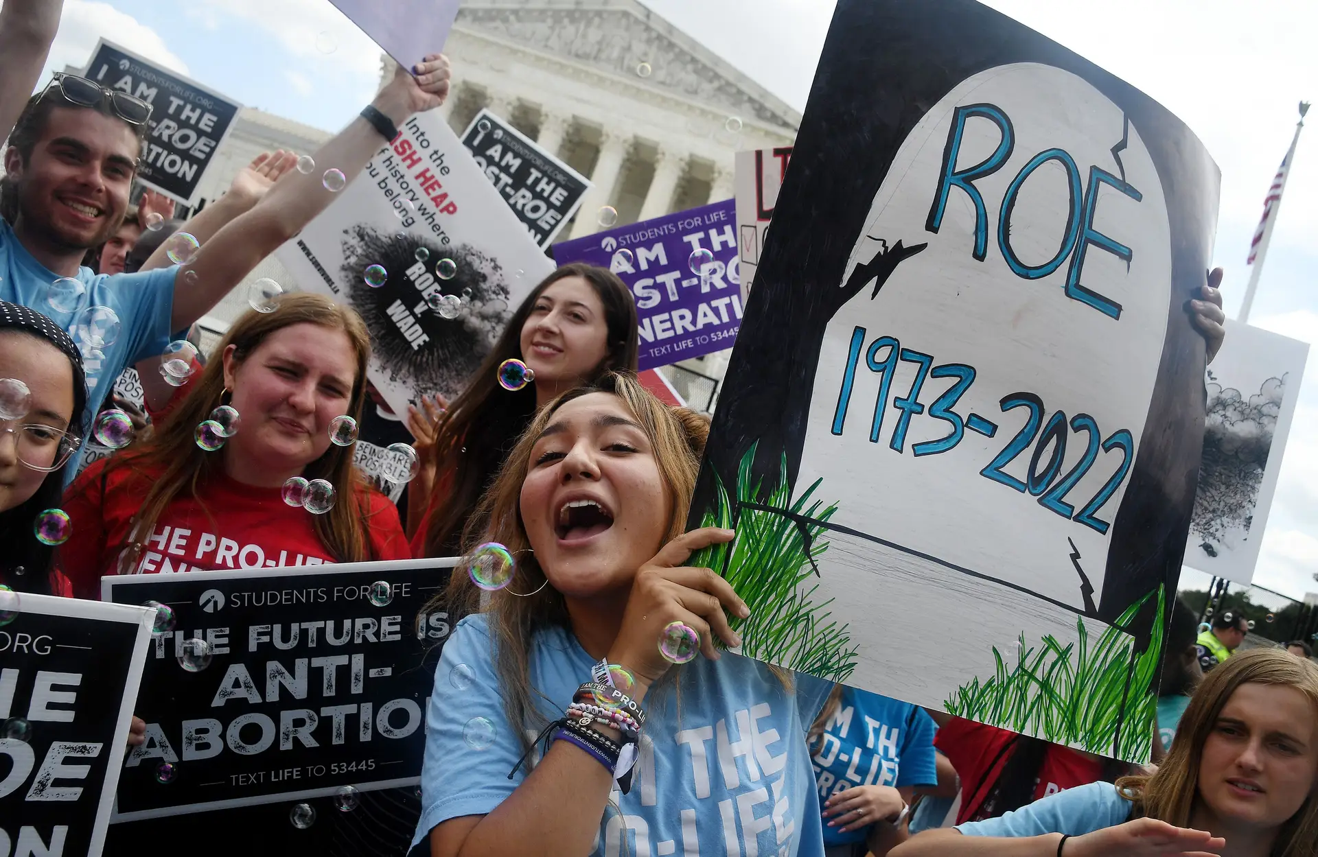 Ativistas pela proibição do aborto celebraram a decisão do Supremo Tribunal à porta da sua sede, em Washington