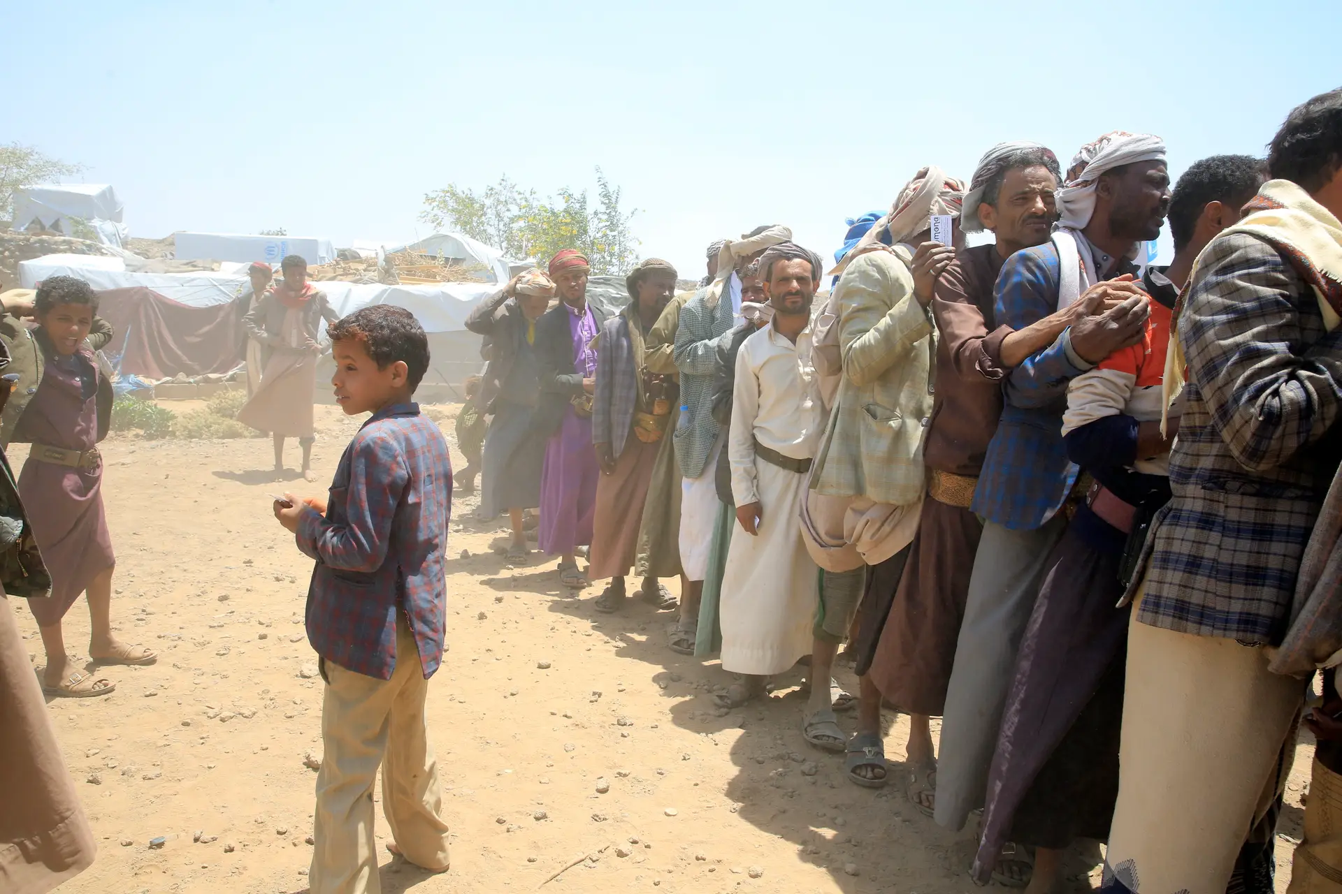 Filas para conseguir comida, no Iémen