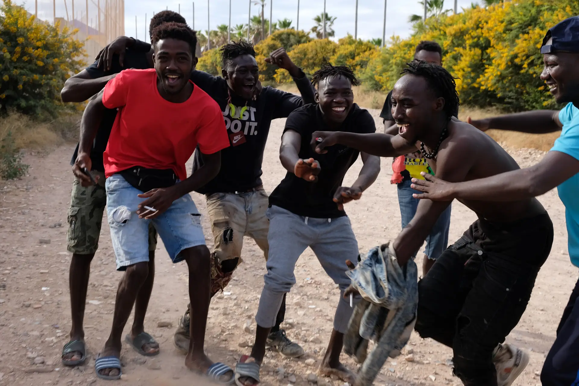 Grupo de migrantes celebra a chegada a Melilla