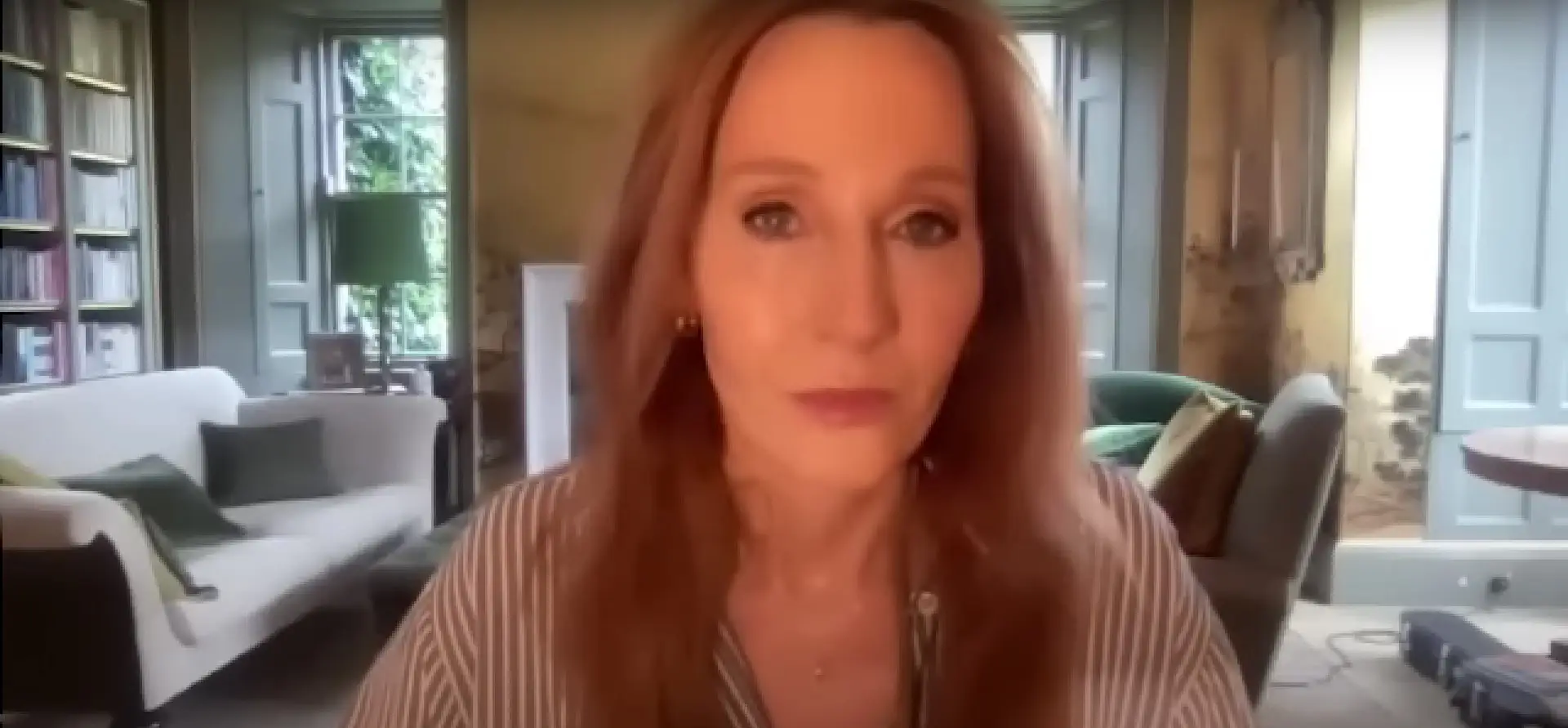 J.K. Rowling pensou estar à conversa com Zelensky, mas era uma partida de ‘trolls’ russos