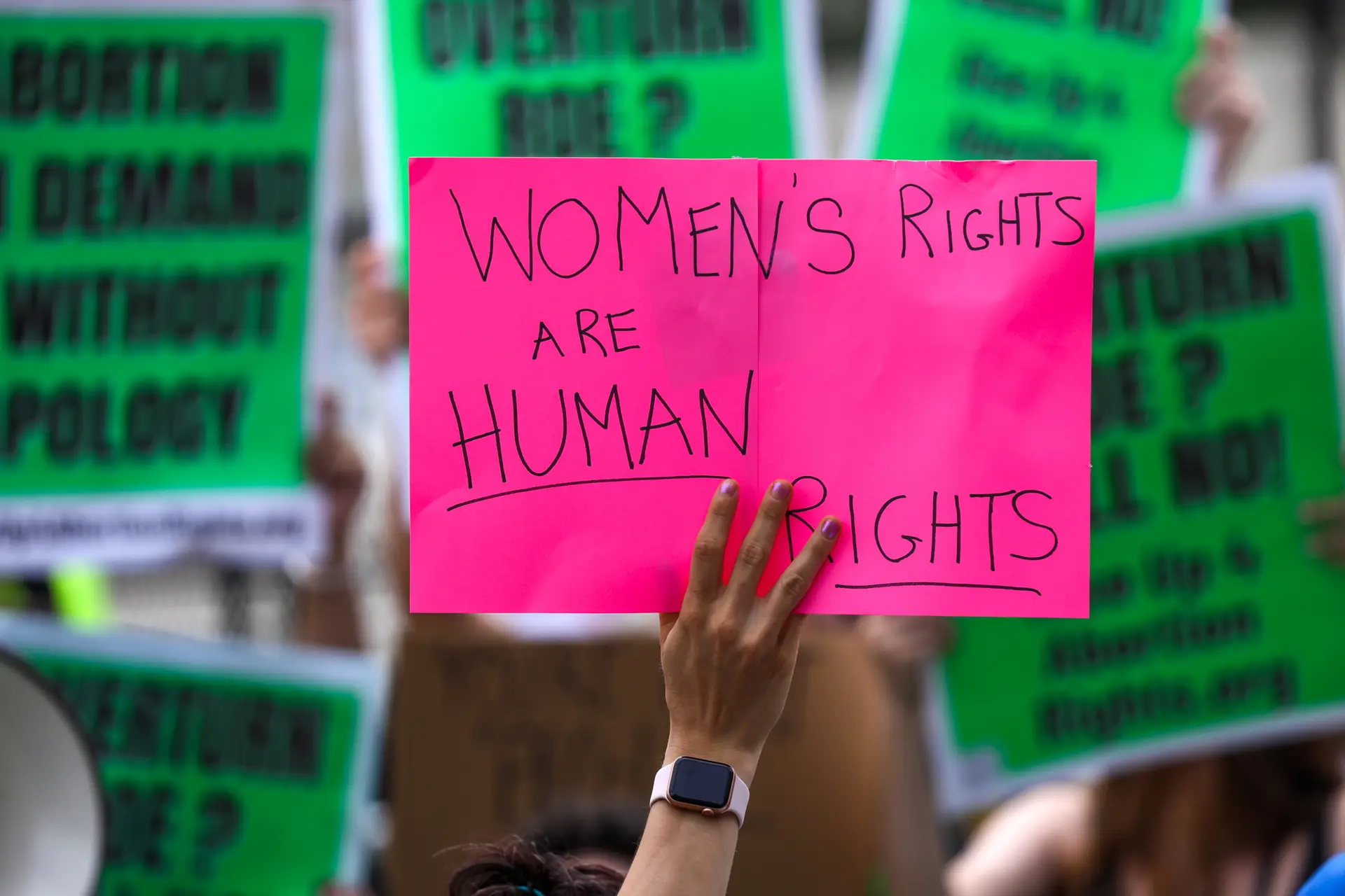Lágrimas de tristeza e alegria: como milhares de manifestantes receberam a notícia do fim do direito ao aborto nos EUA