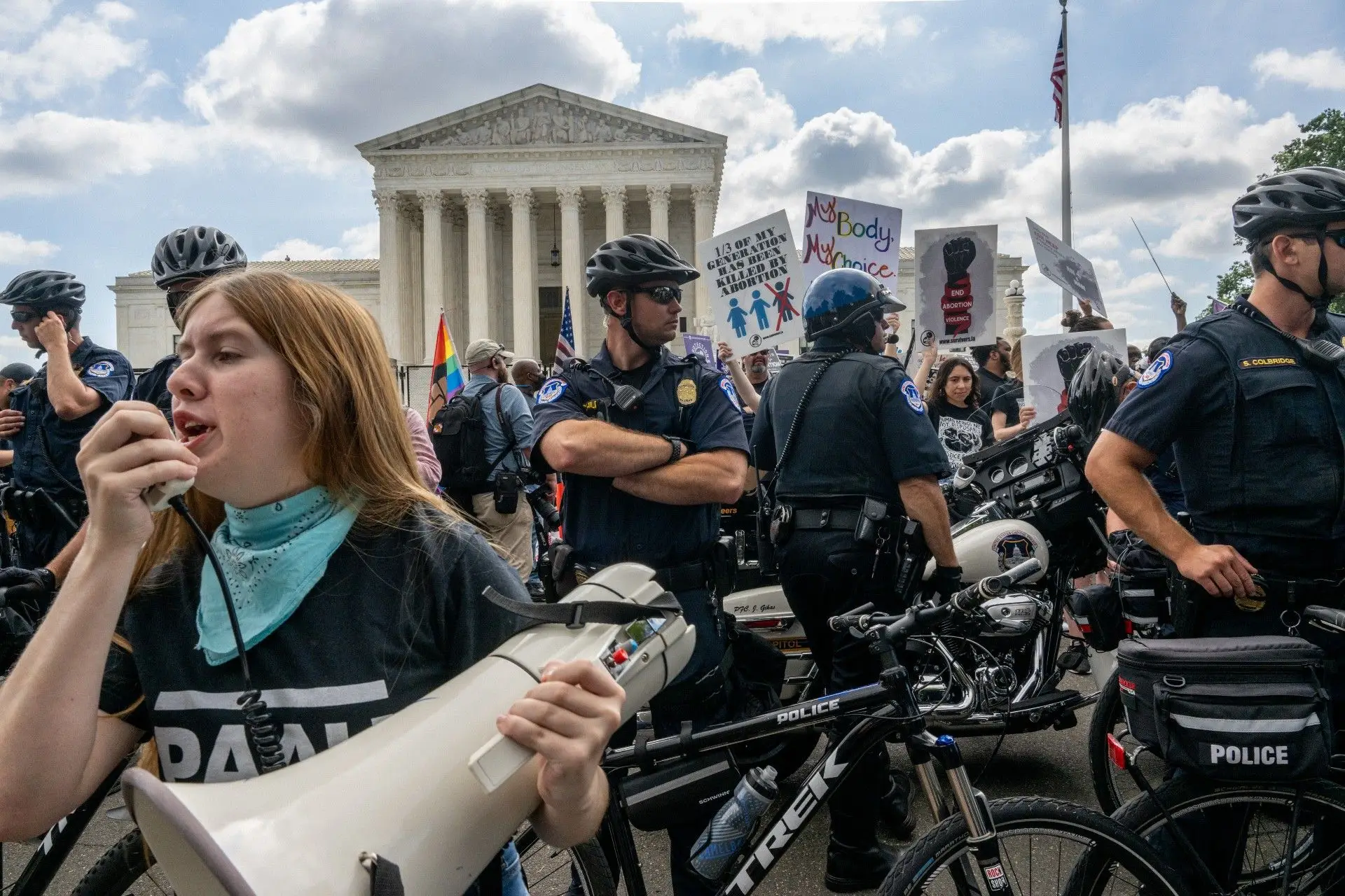 Pearl Jam, Billie Eilish, Jack White, Taylor Swift e muitos outros reagem à revogação da lei do aborto nos EUA
