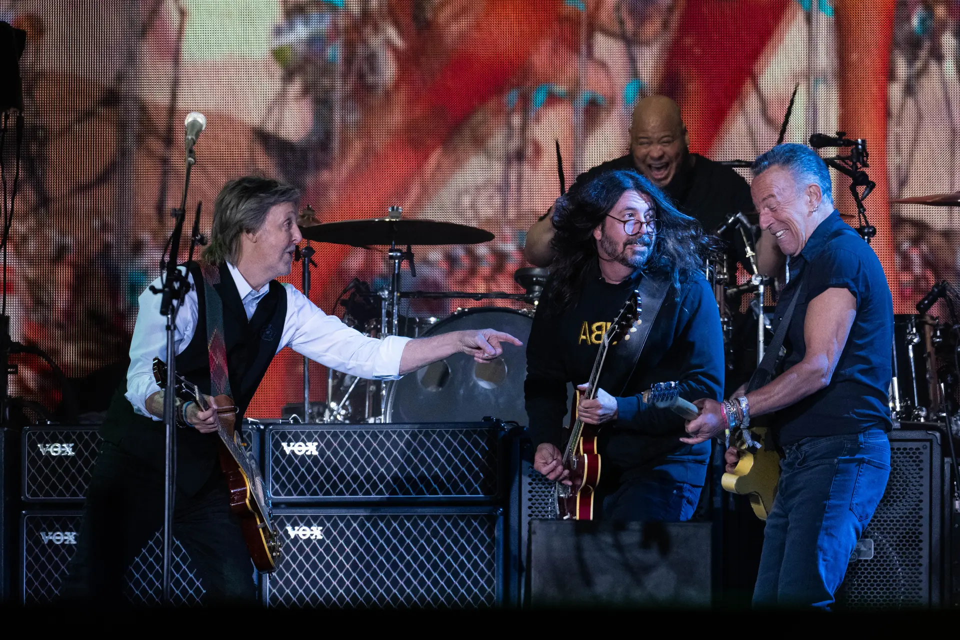 Paul McCartney levou Dave Grohl e Bruce Springsteen ao palco do festival de Glastonbury: veja os vídeos destes momentos especiais