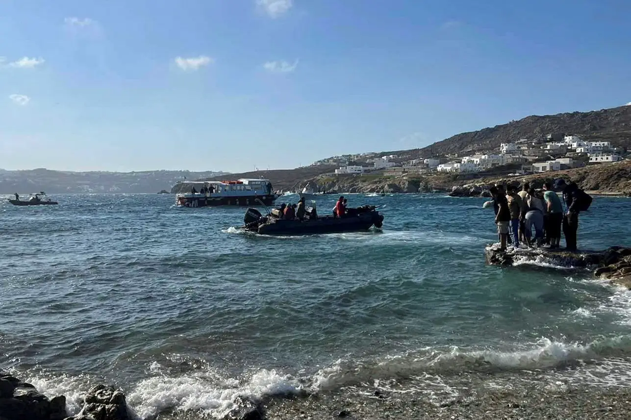 Barcos com migrantes resgatados em águas gregas