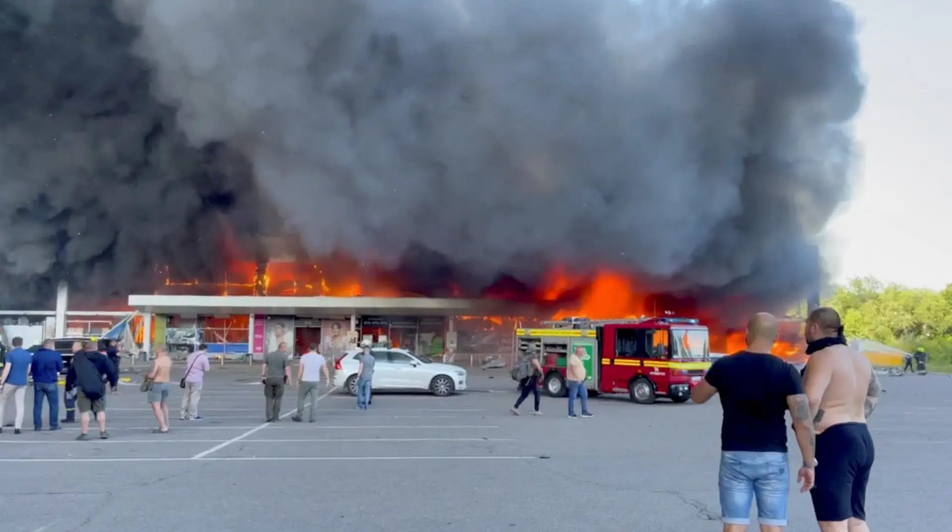 Pelo menos 13 mortos em ataque com mísseis a centro comercial na cidade ucraniana de Kremenchuk