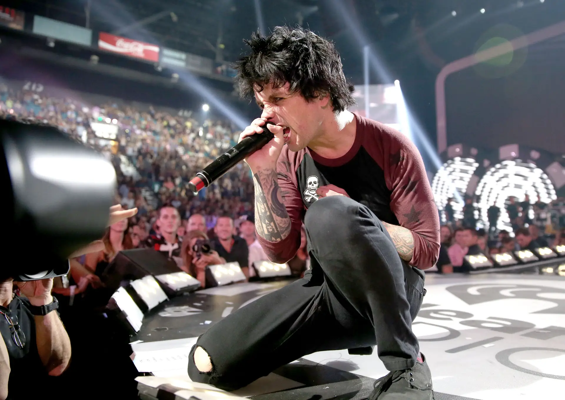 Billie Joe Armstrong junta-se a banda de versões para cantar Green Day e deixa público ao rubro