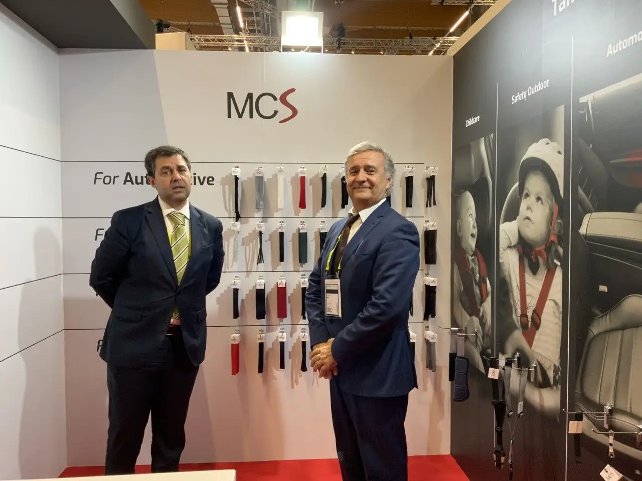 Vítor Castro, presidente executivo da MCS,à esquerda, com o diretor comercial da empresa que está a ajudar a equipar os militares ucranianos