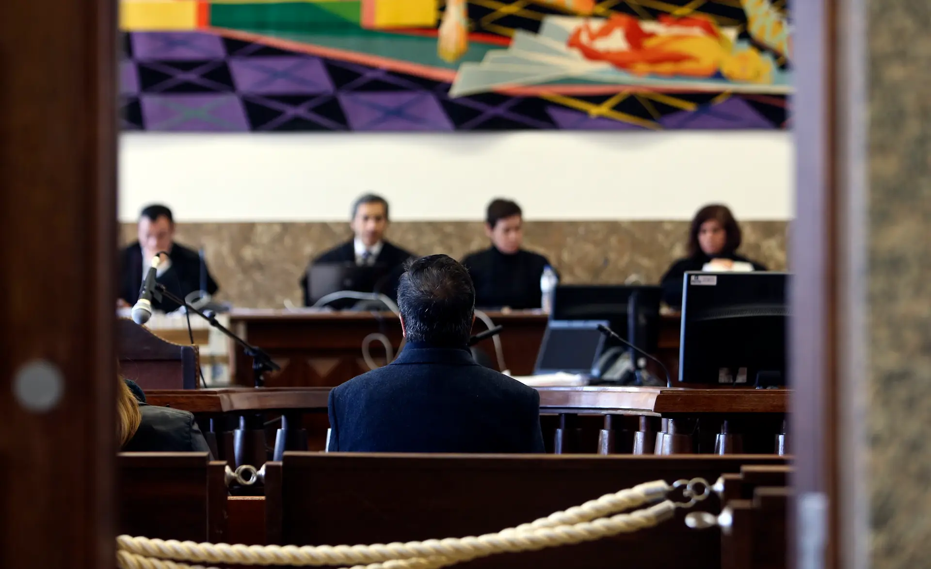 O empresário Manuel Godinho (de costas) durante a leitura do acórdão em que é acusado de subornar um fiscal do ambiente, num processo que resultou de uma certidão extraída do caso “Face Oculta”, no Tribunal de Aveiro, 10 de março de 2016