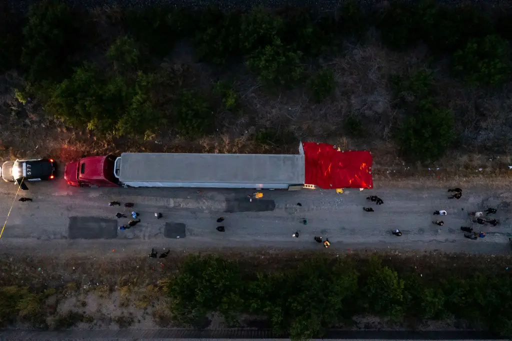 Os bombeiros de San Antonio, no Texas, encontraram “pilhas de corpos” no atrelado de um camião