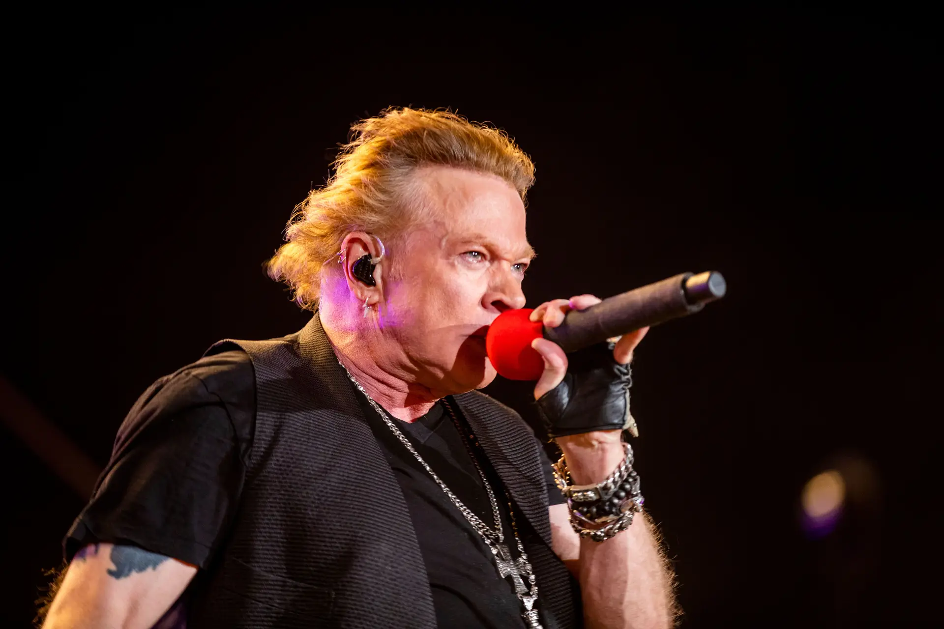 Axl Rose ao vivo nos Estados Unidos em abril
