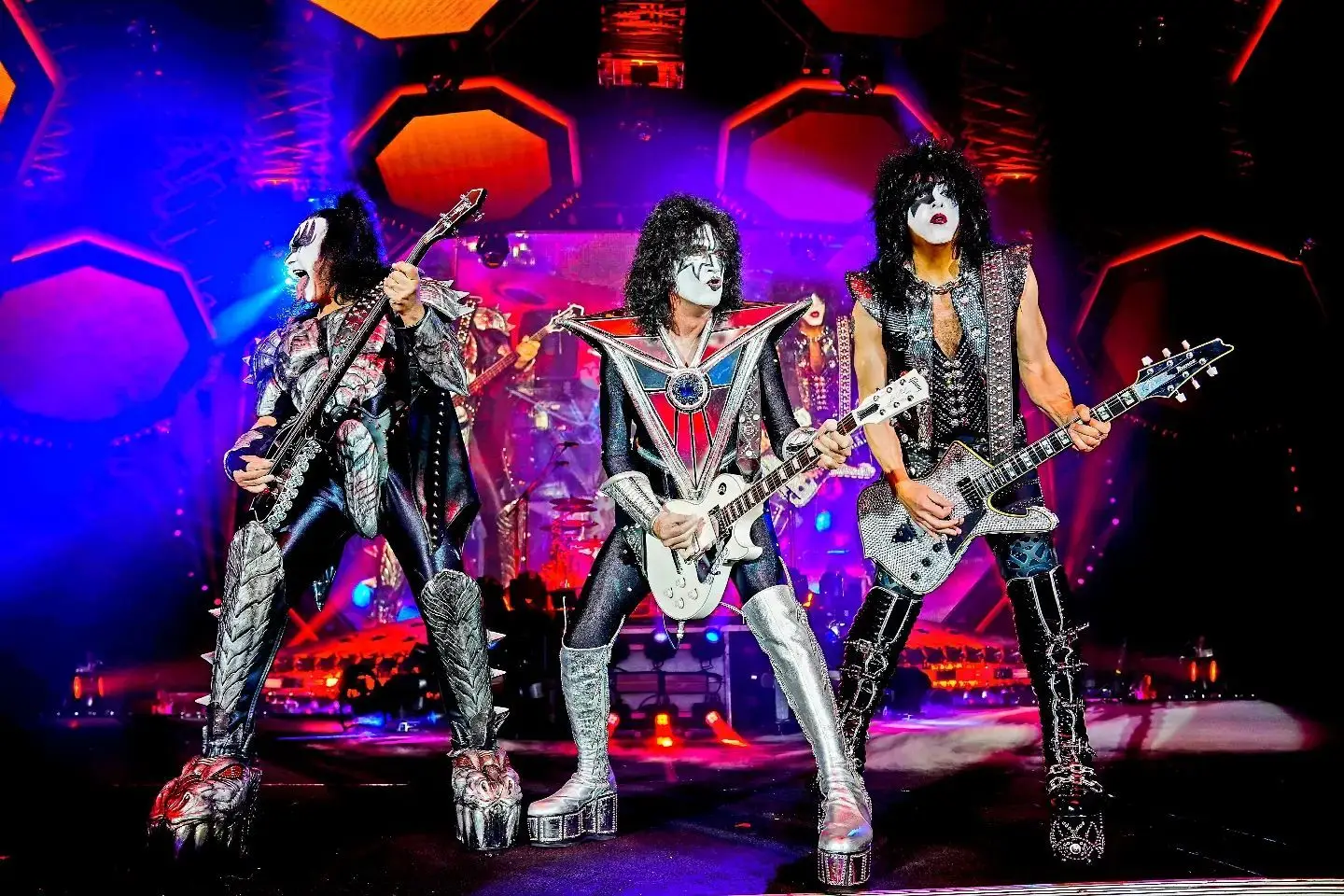 Kiss despedem-se dos fãs da Áustria com a bandeira da Austrália