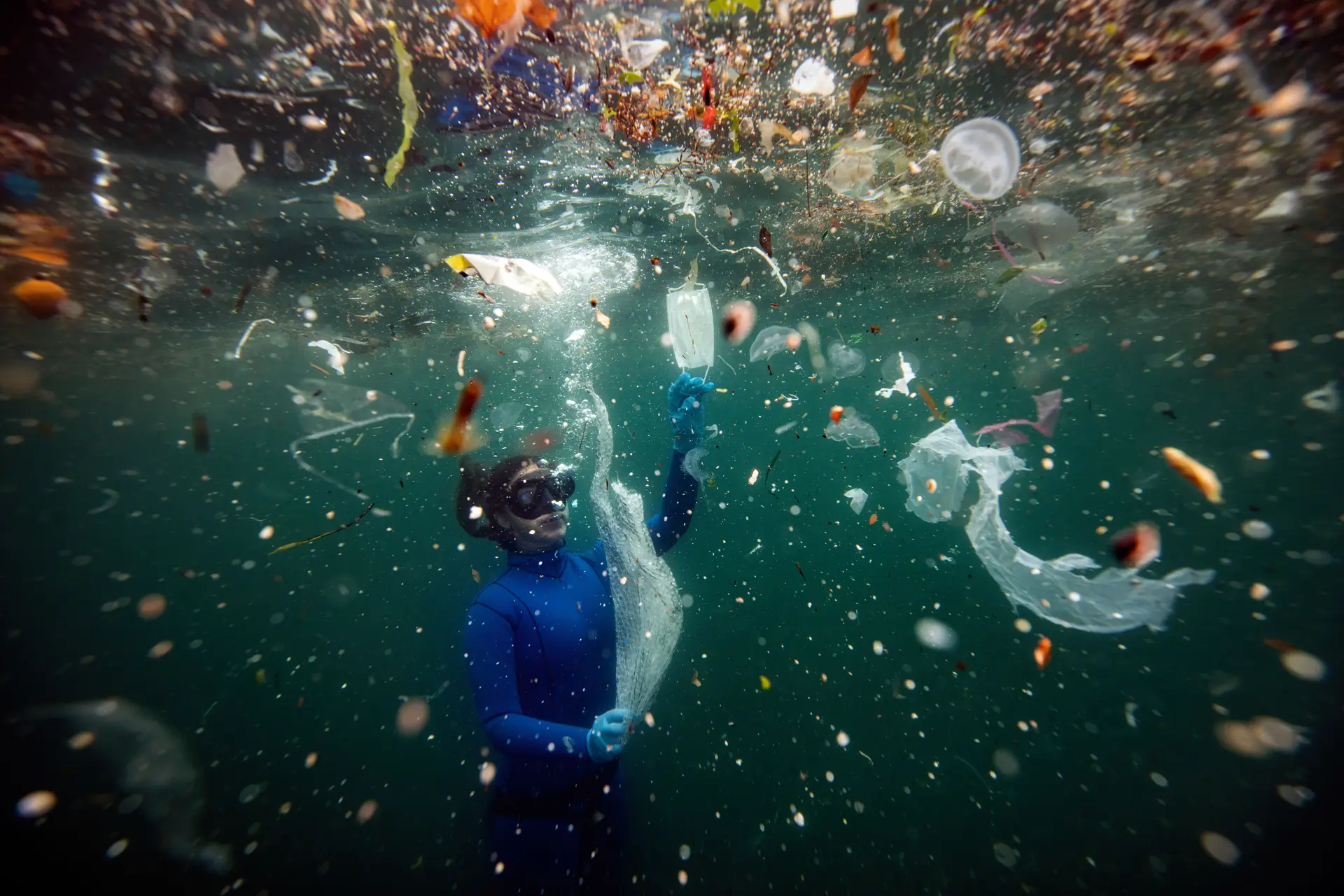 POLUIÇÃO. Um mar de lixo ao largo de Ortakoy, um bairro de Istambul