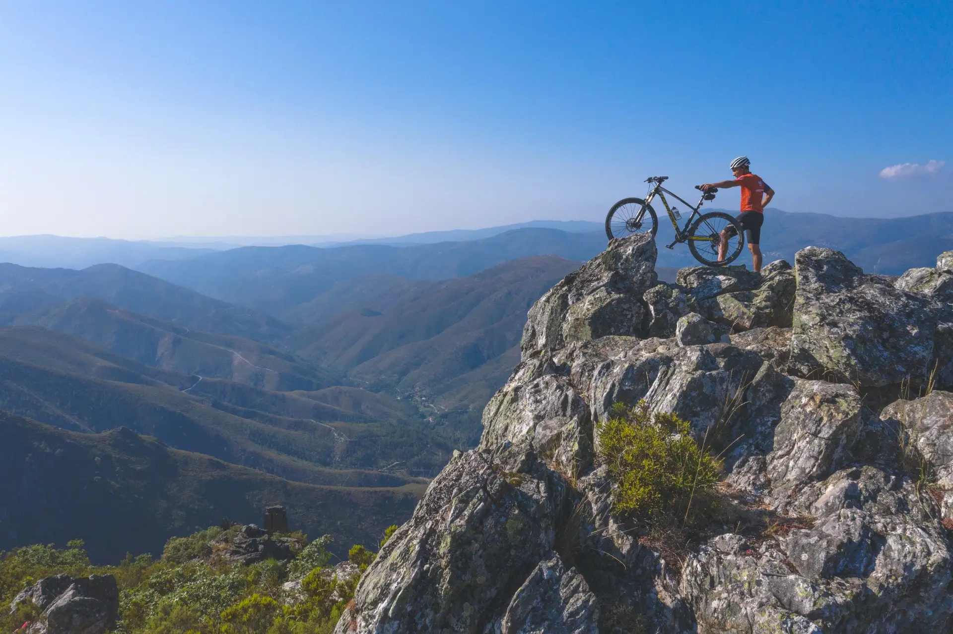 Entre rios e serras, a Grande Rota das Montanhas Mágicas percorre-se a pé ou de bicicleta
