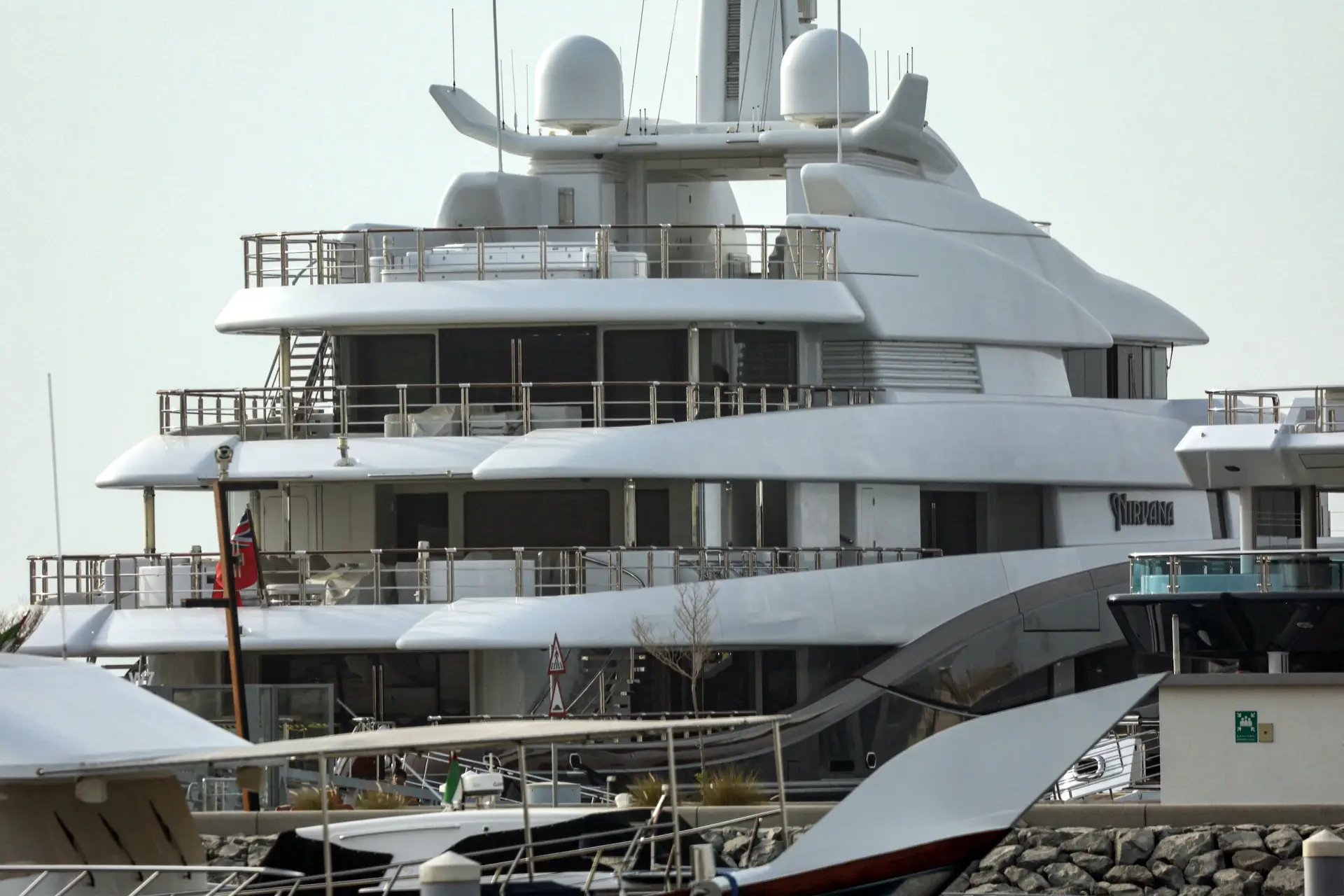 Ucrânia: O mais rico oligarca russo põe superiate no Dubai a salvo de sanções